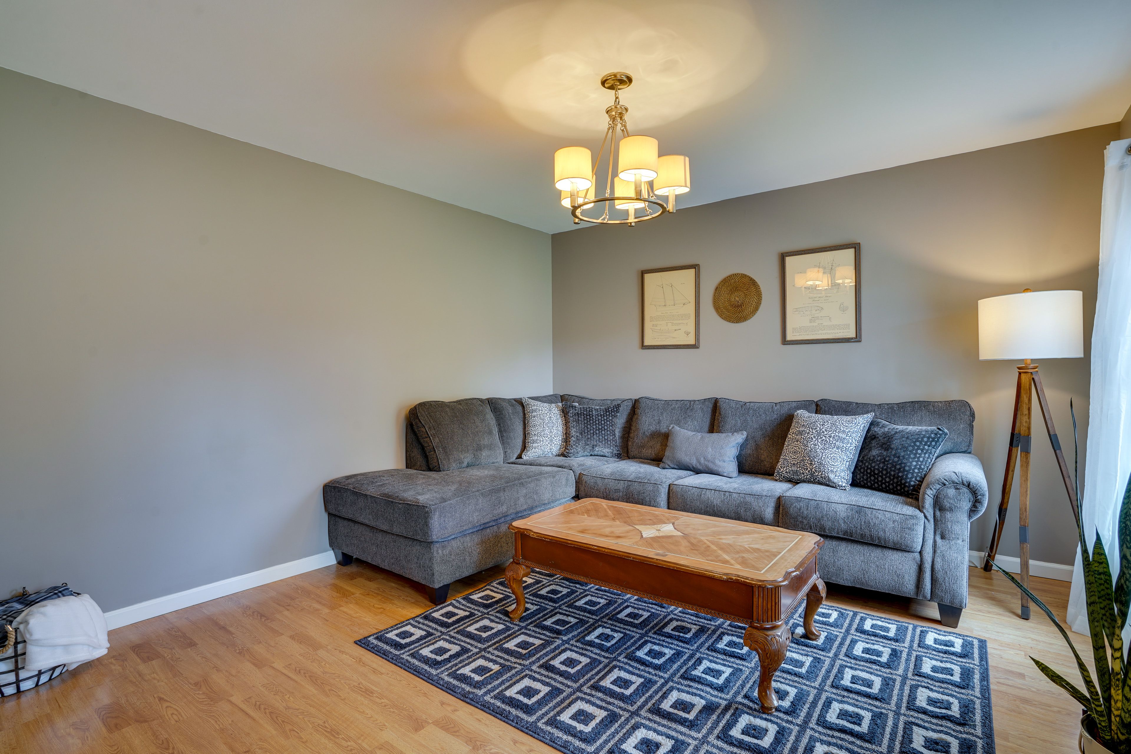 Living Room | Smart TV | Free WiFi | Sleeper Sofa | Board Games | Books
