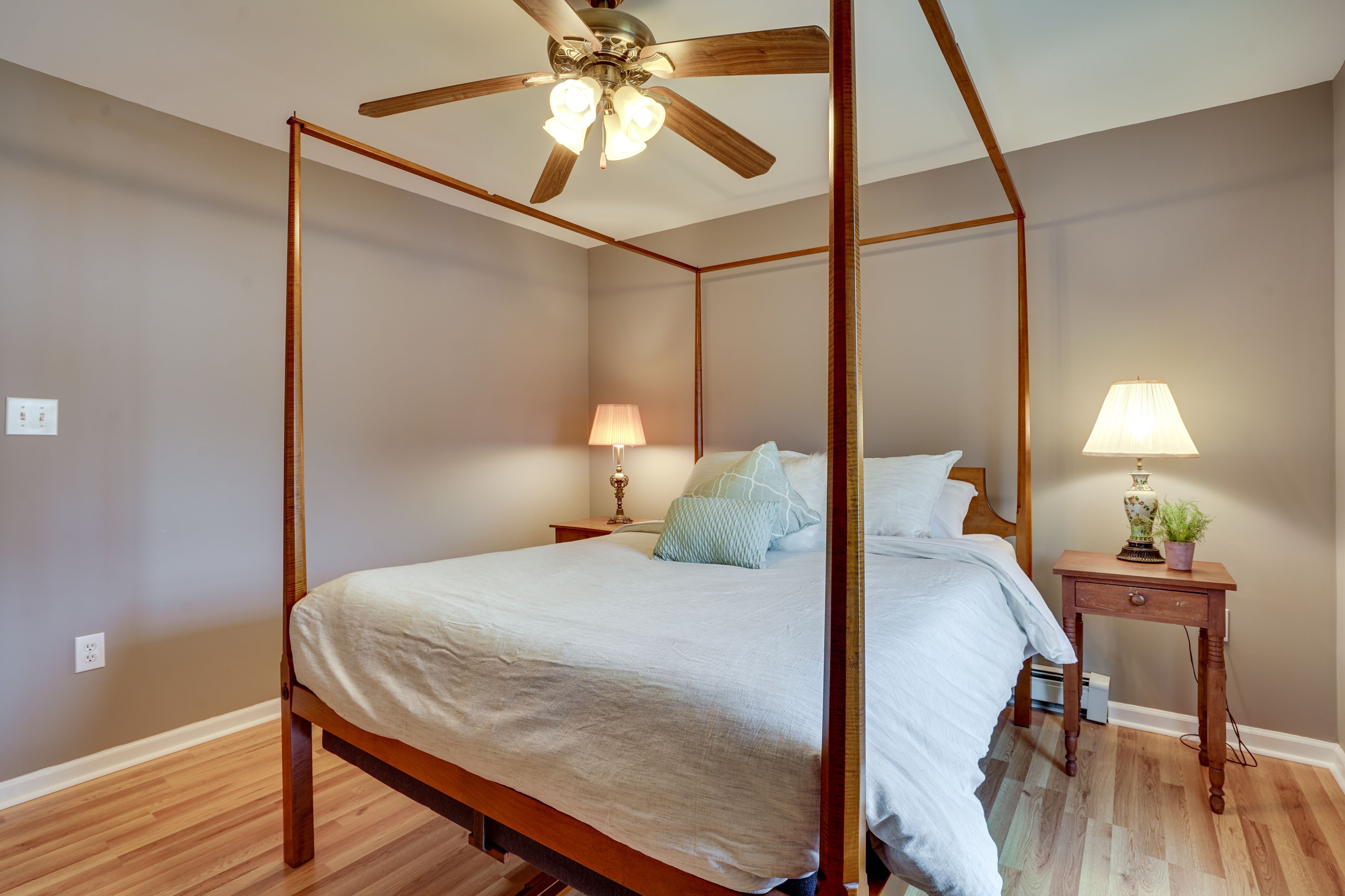 Bedroom 3 | Queen Bed