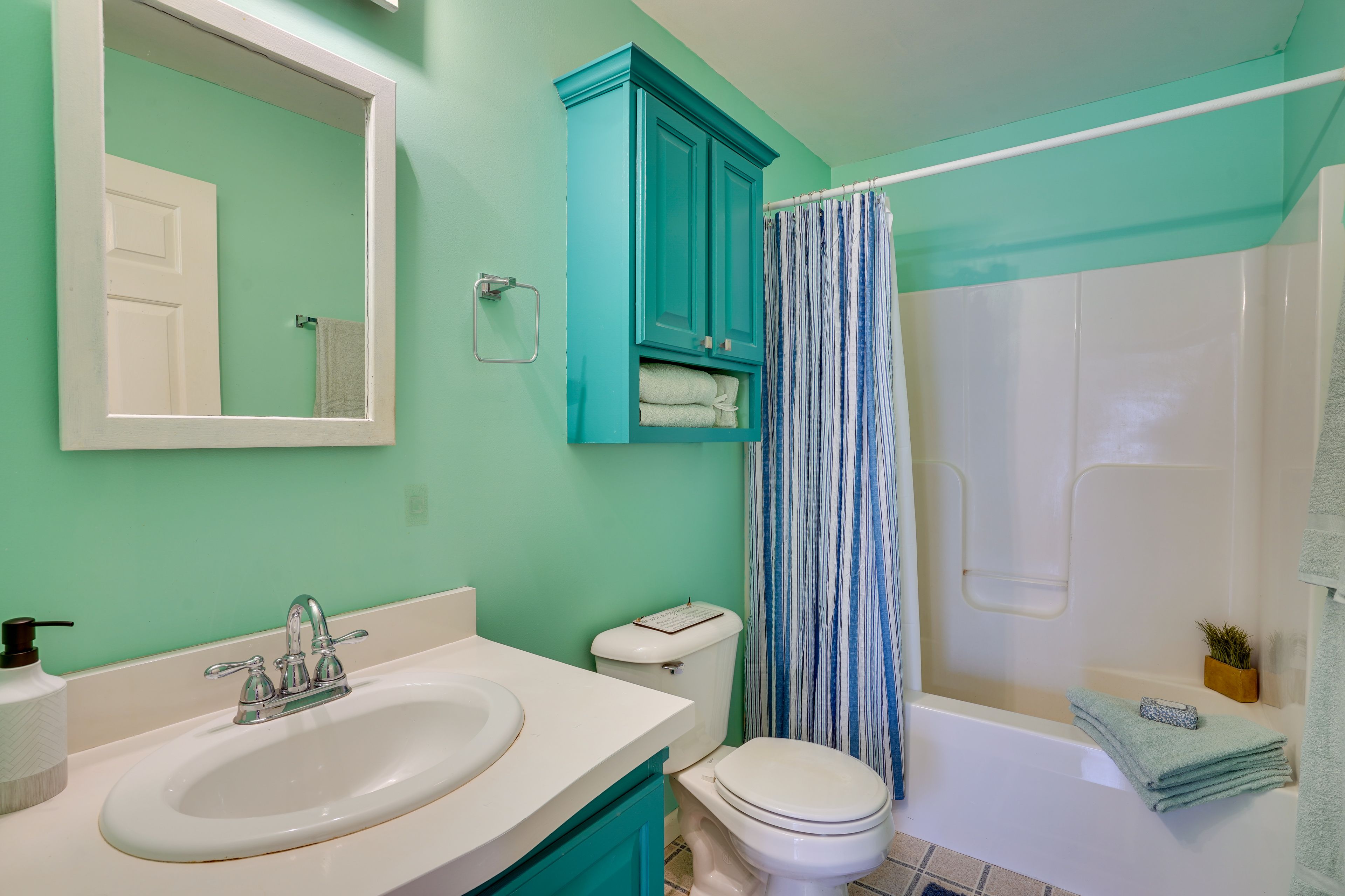 Full Bathroom | Towels Provided