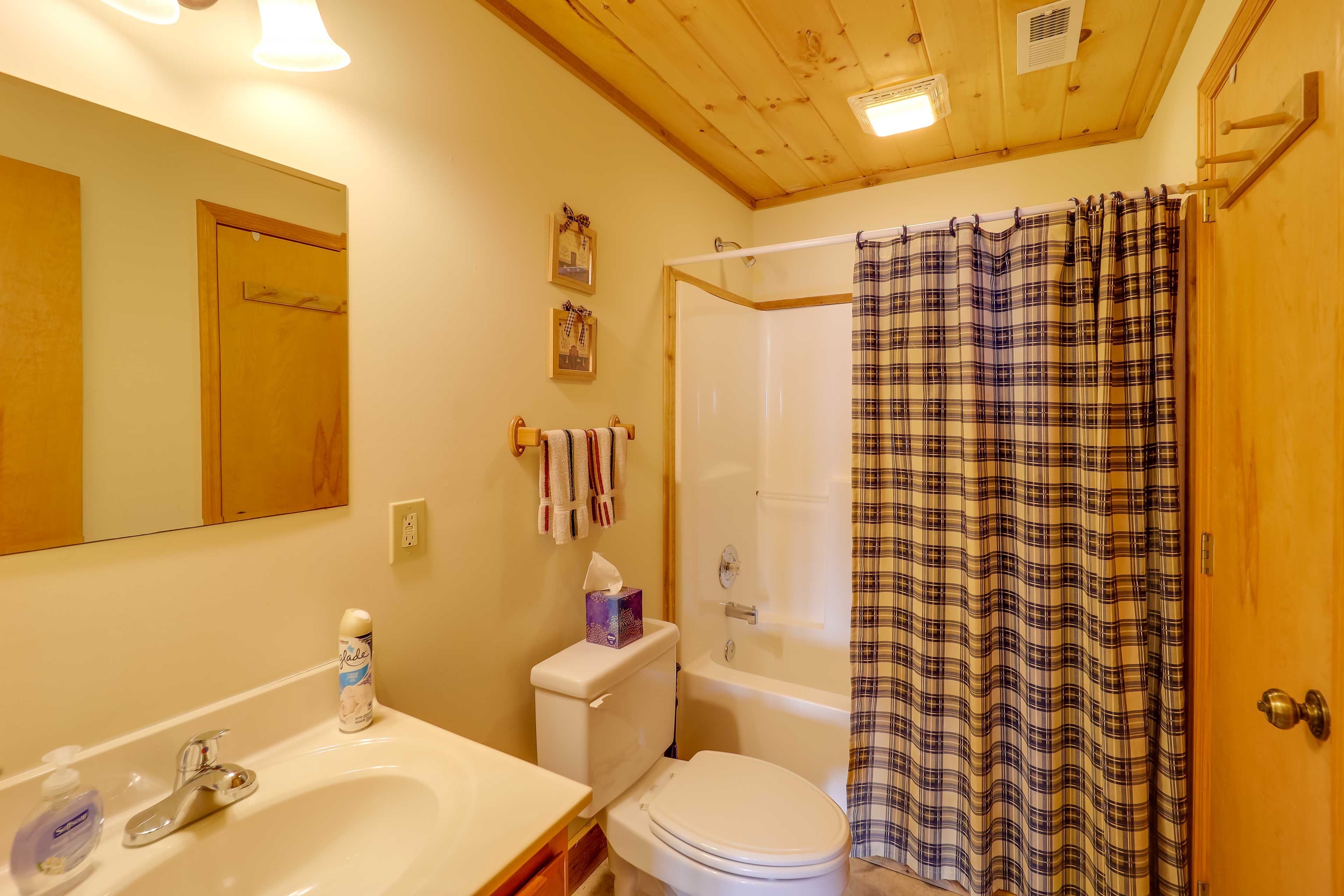 En-Suite Bathroom | Towels Provided