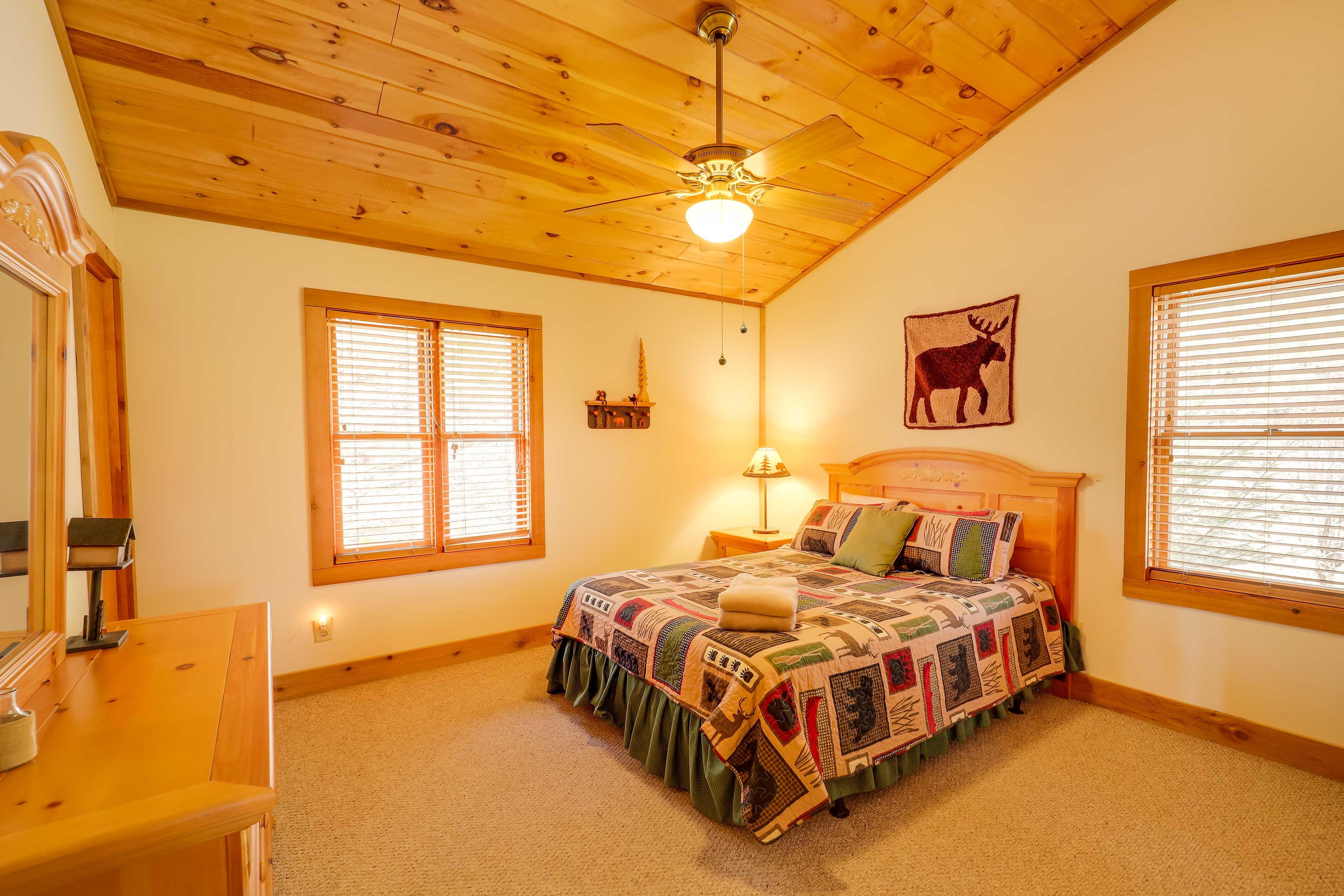 Bedroom 3 | Queen Bed | Shared En-Suite Bathroom w/ Bedroom 2