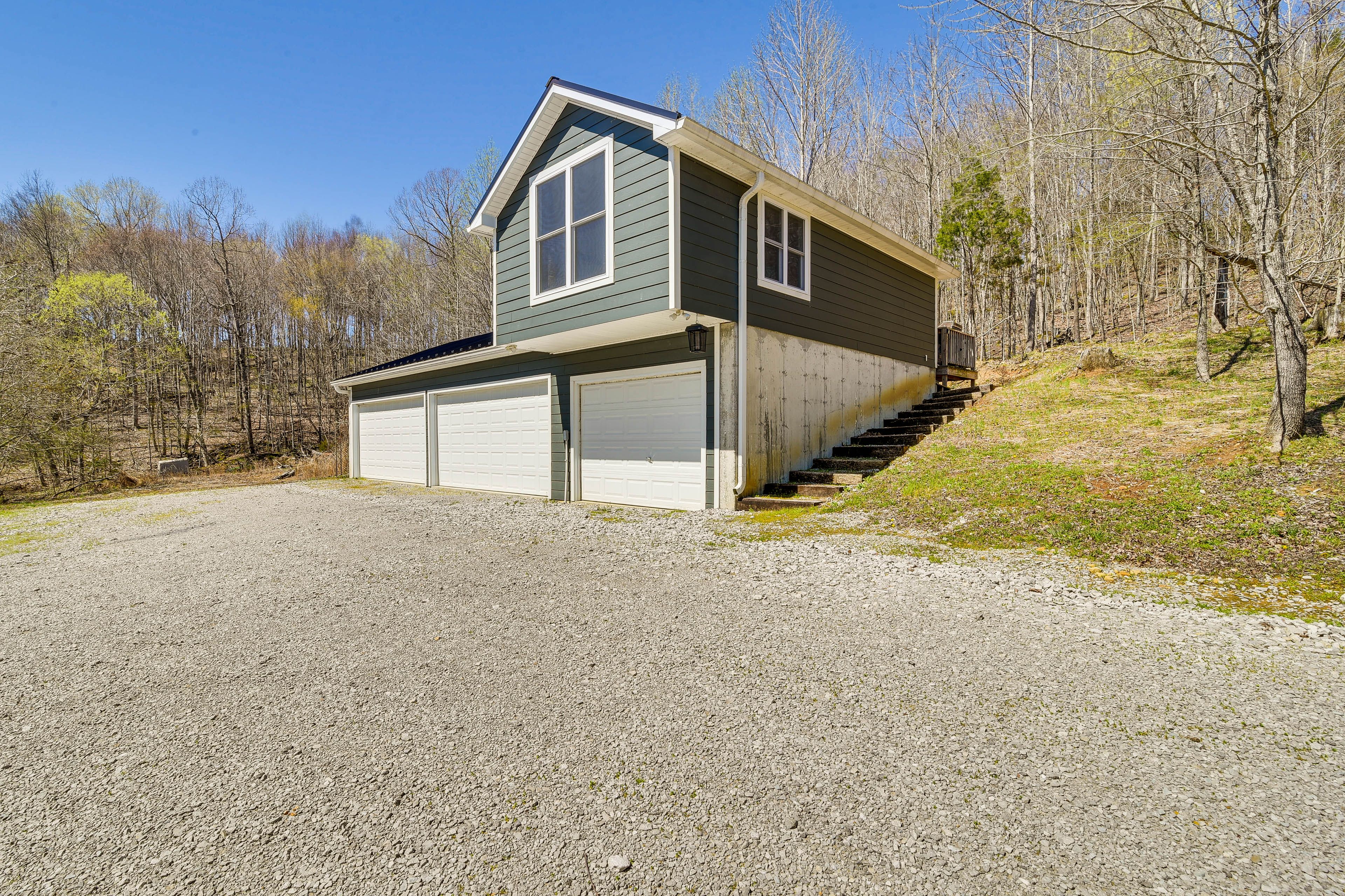 Parking | Gravel Driveway (2 Vehicles) | RV/Trailer | 4WD/AWD Recommended