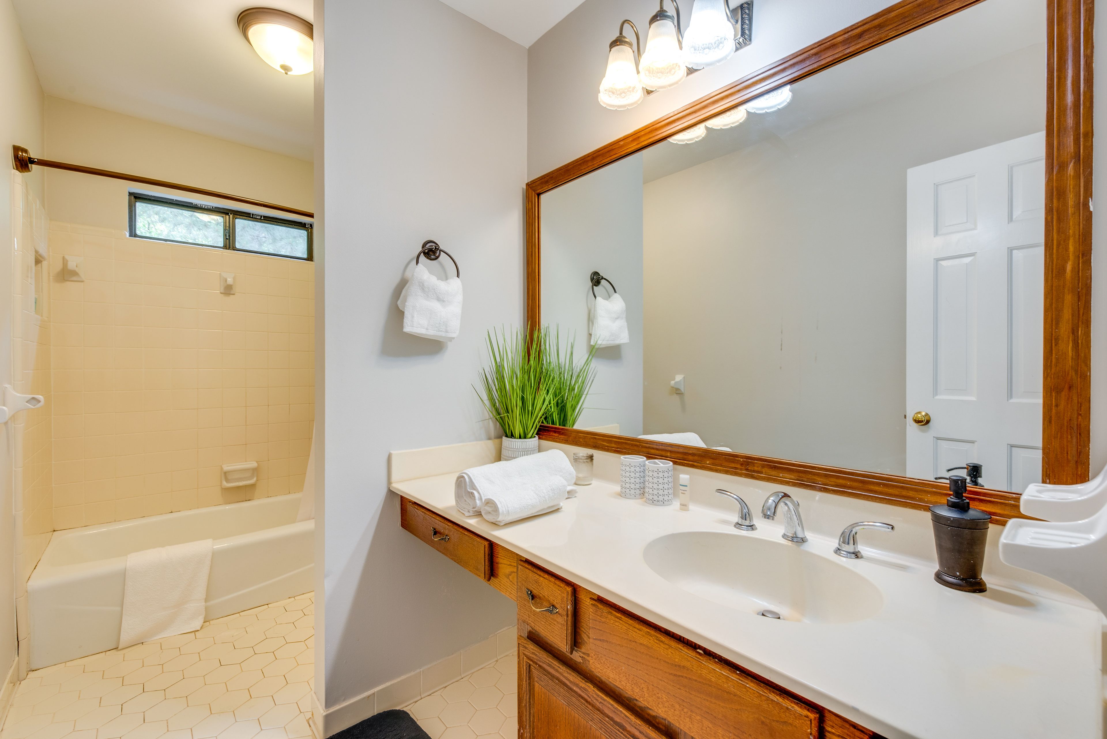 Full Bathroom | 2nd Floor | Towels Provided