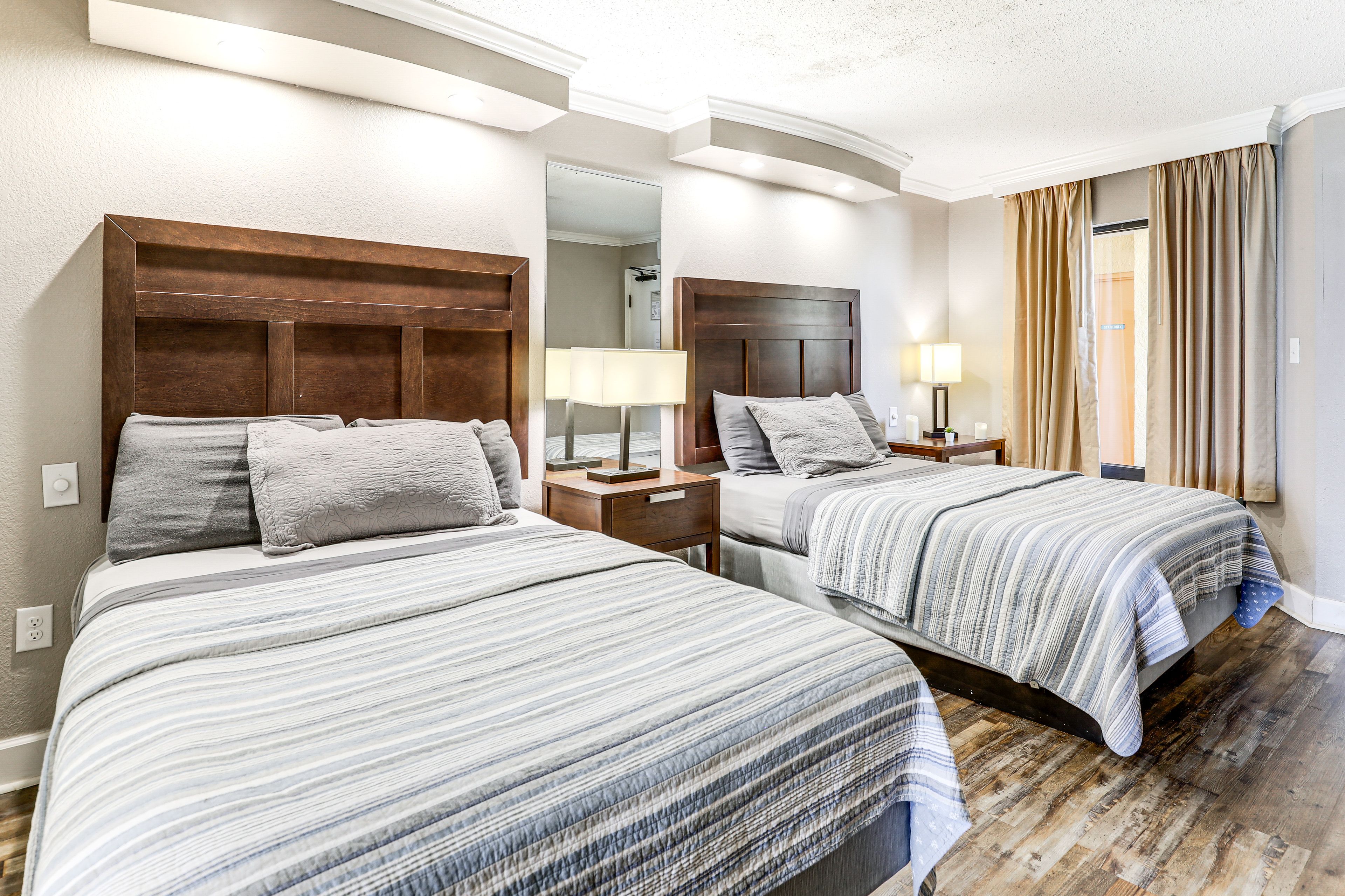 Bedroom | 2 Full Beds | Flat-Screen TV | Linens Provided