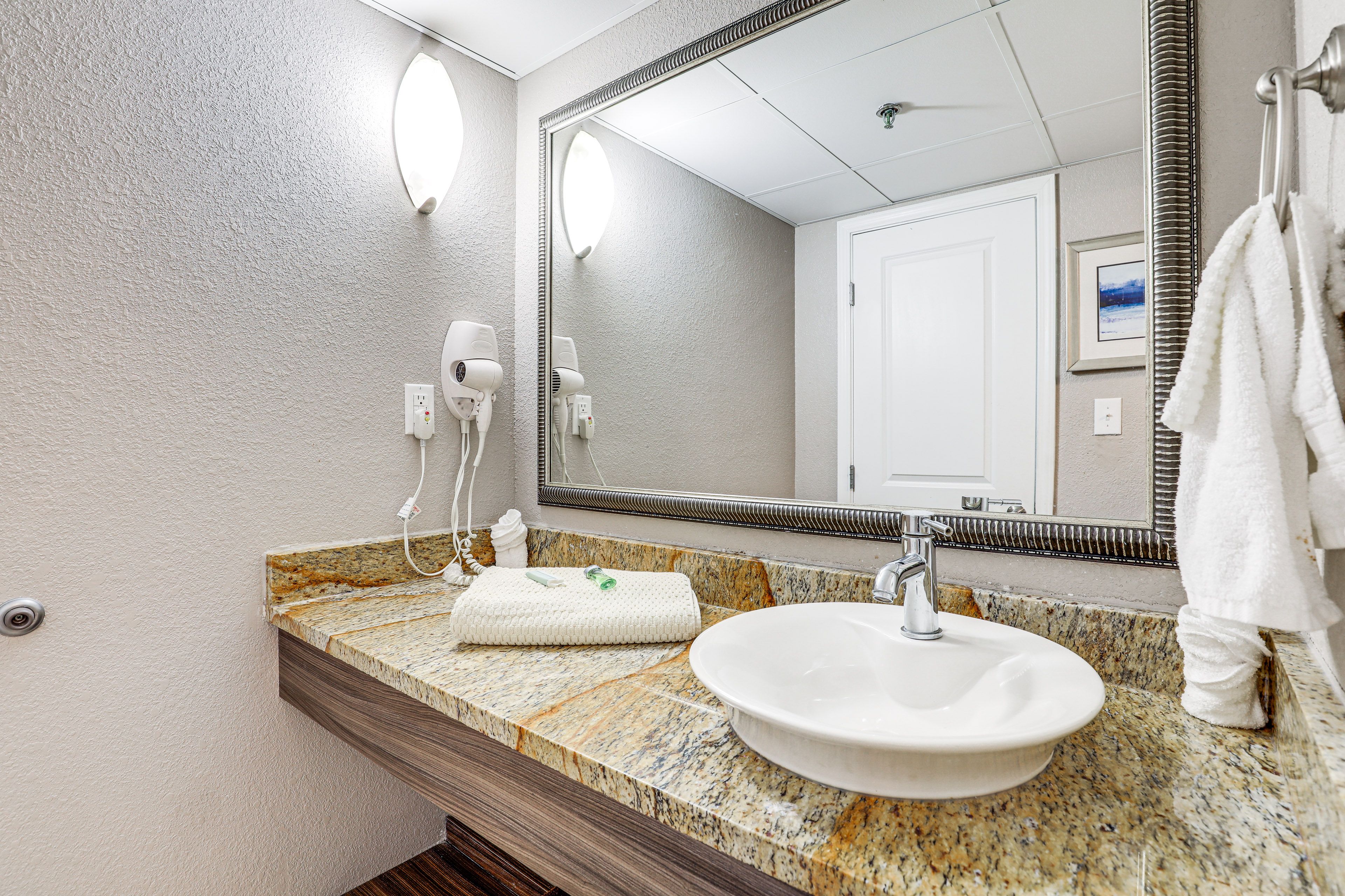 Full Bath | Complimentary Toiletries | Towels Provided | Shower/Tub Combo