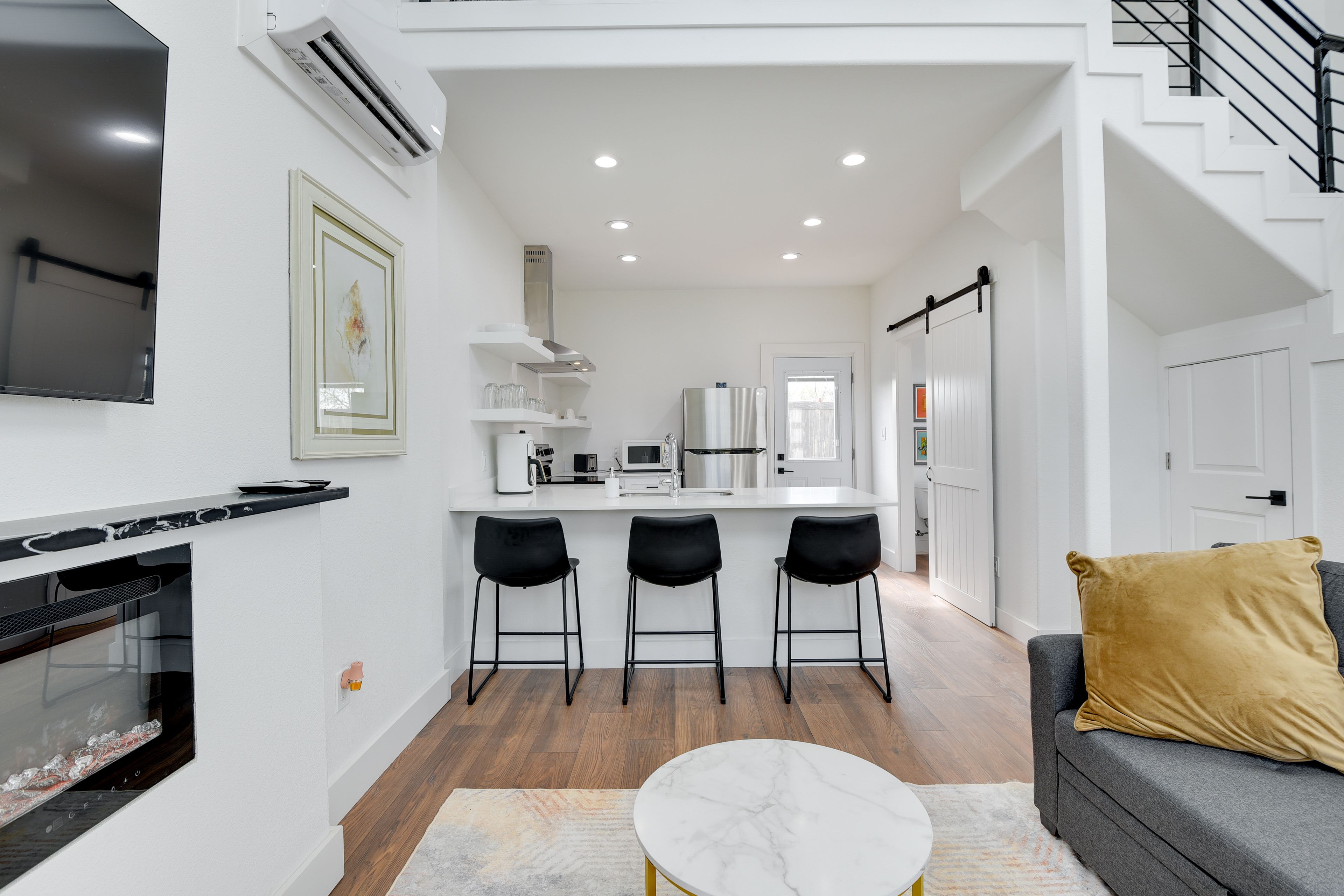 Dining Area | Breakfast Bar | Dishware/Flatware