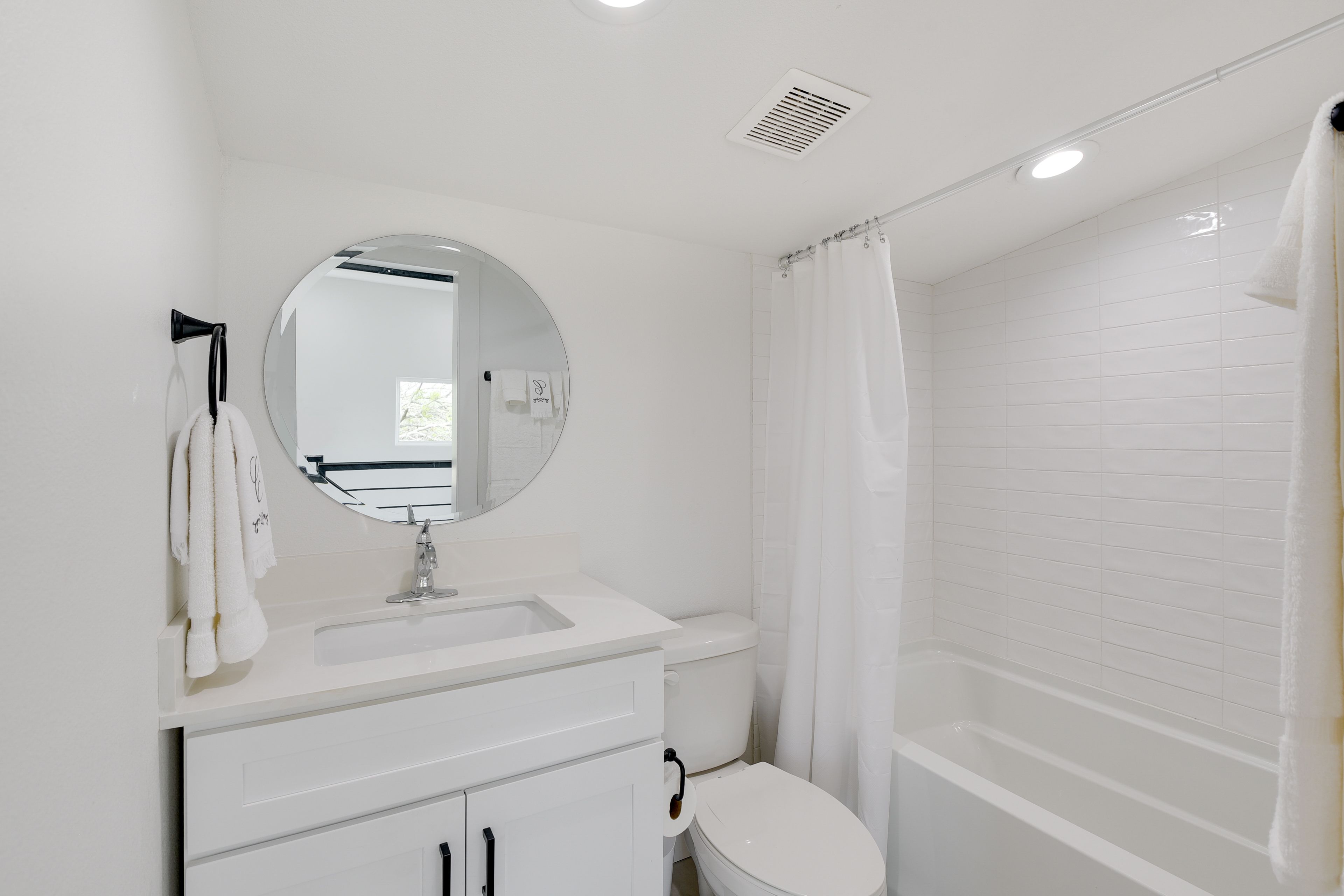 Full Bathroom | Complimentary Toiletries | Loft