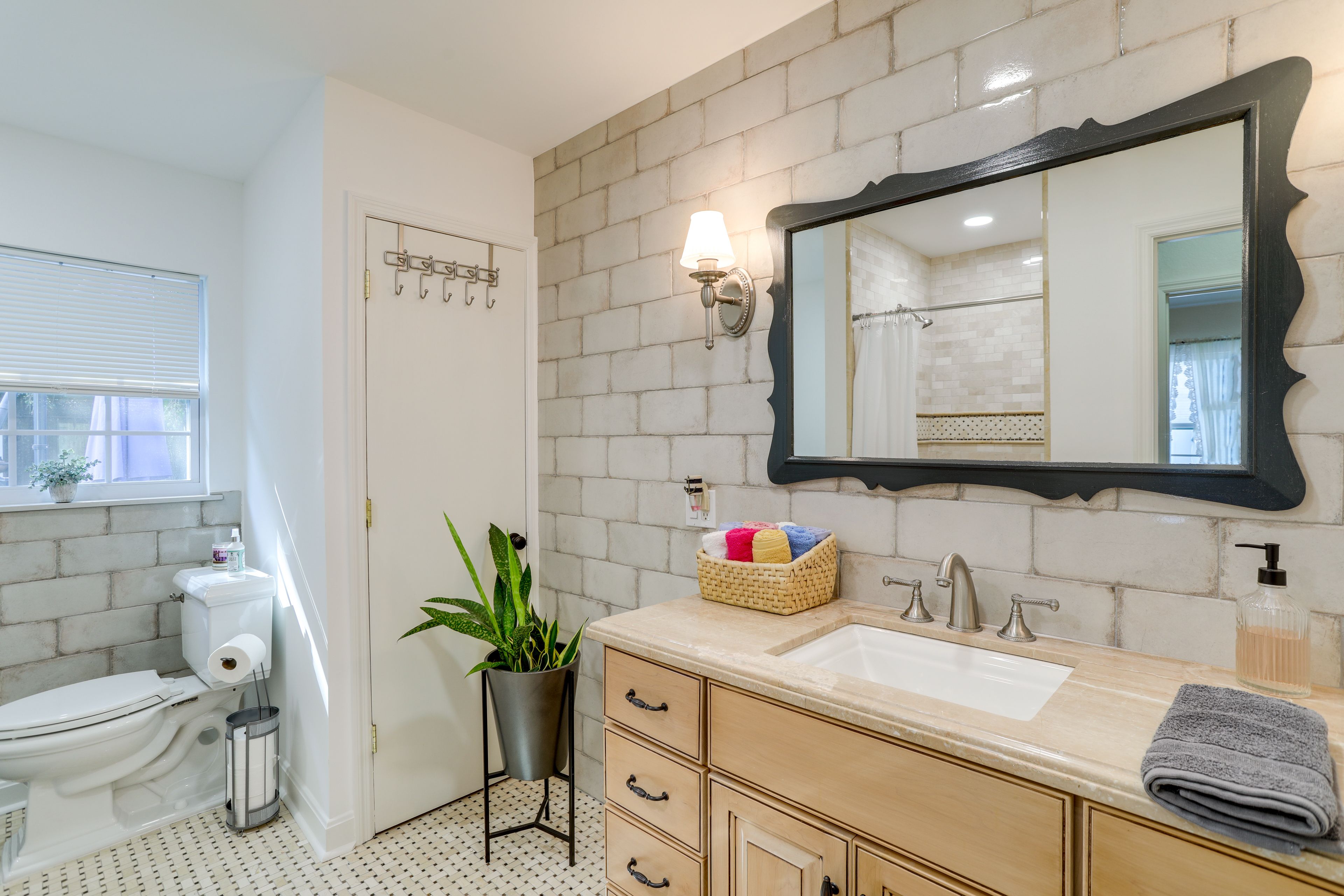 Full Bathroom | Main Level | Towels Provided