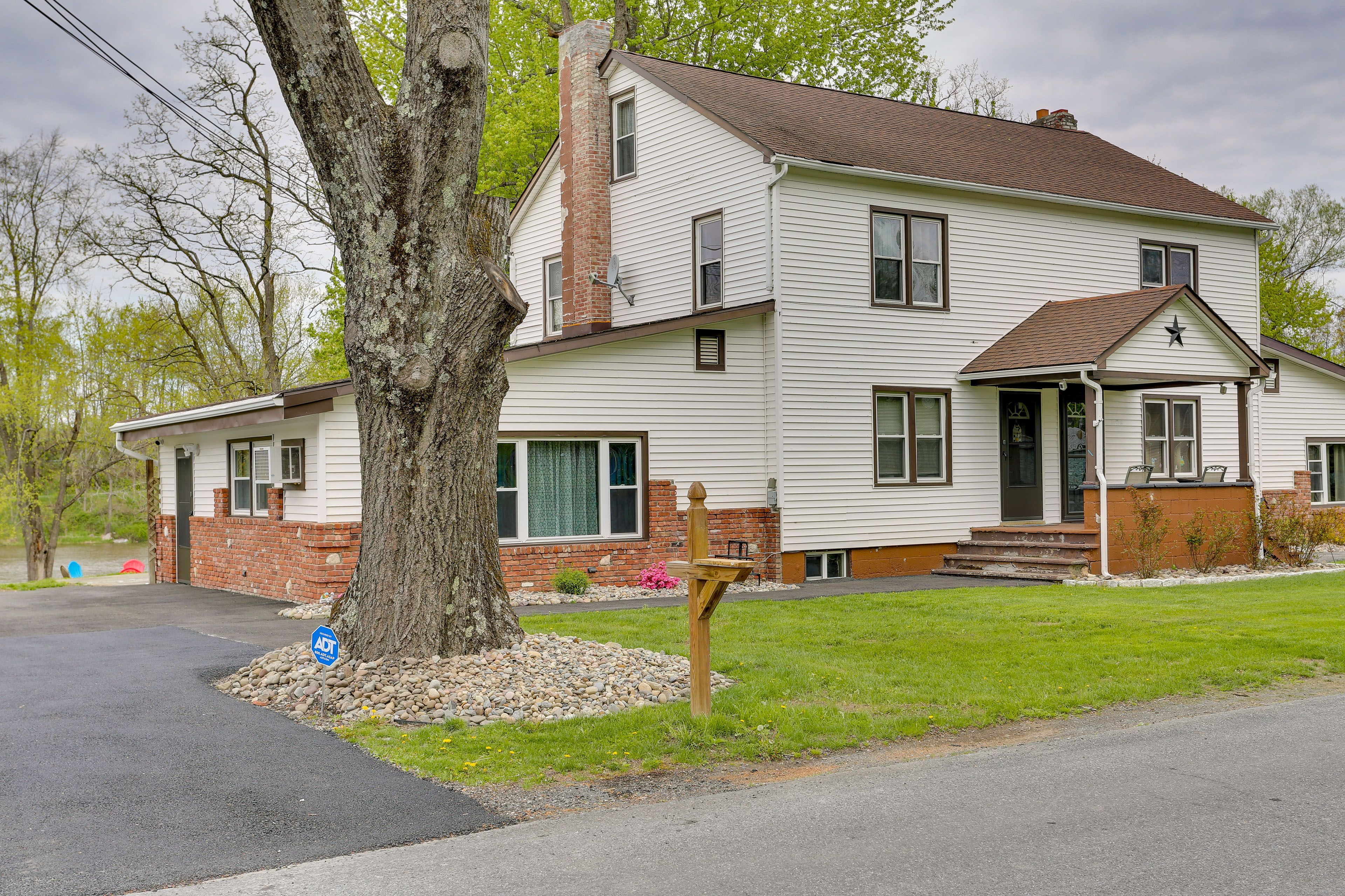 Parking | Driveway (4 Vehicles) | RV/Trailer Parking Available