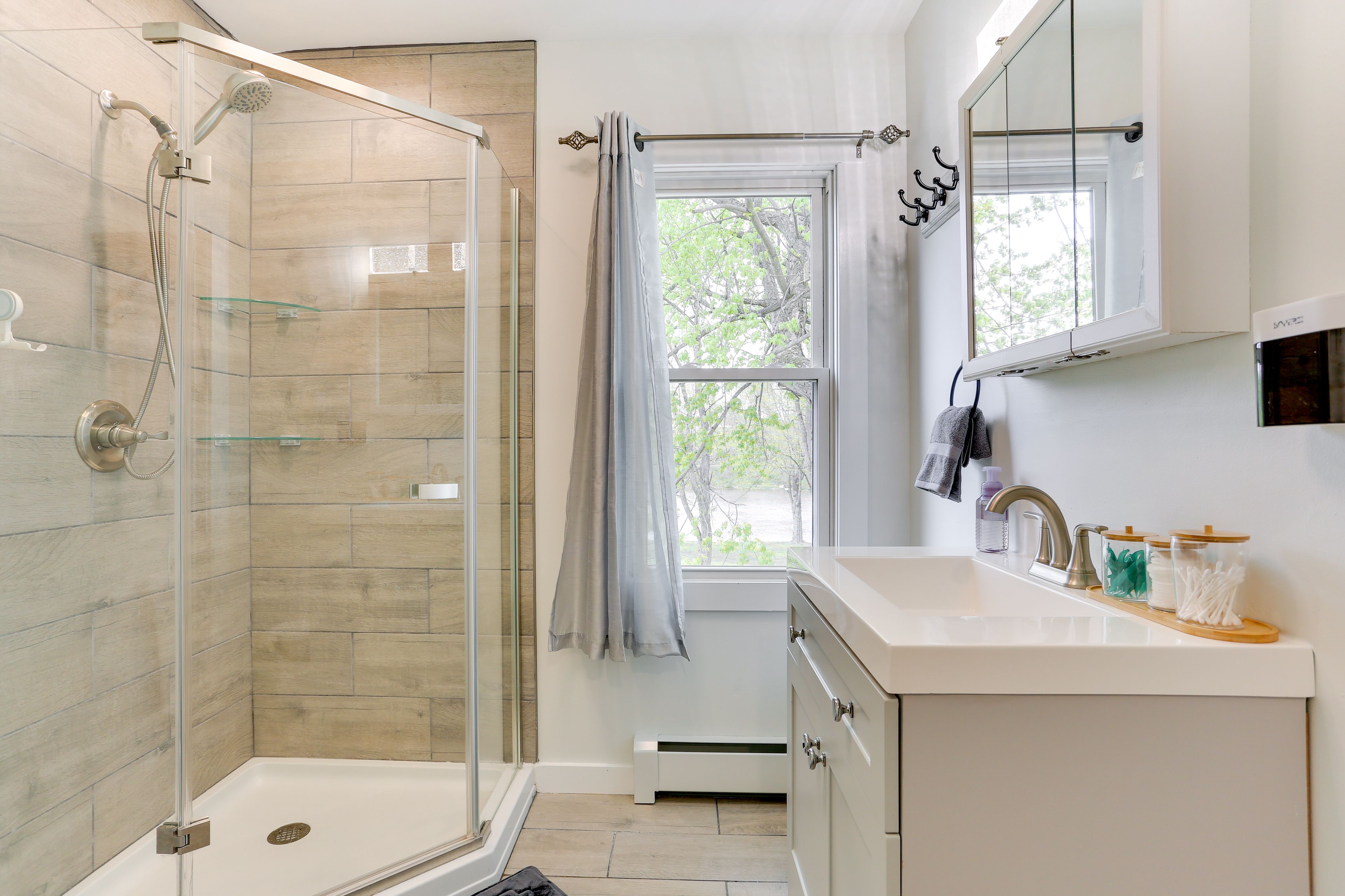 Full Bathroom | Towels Provided