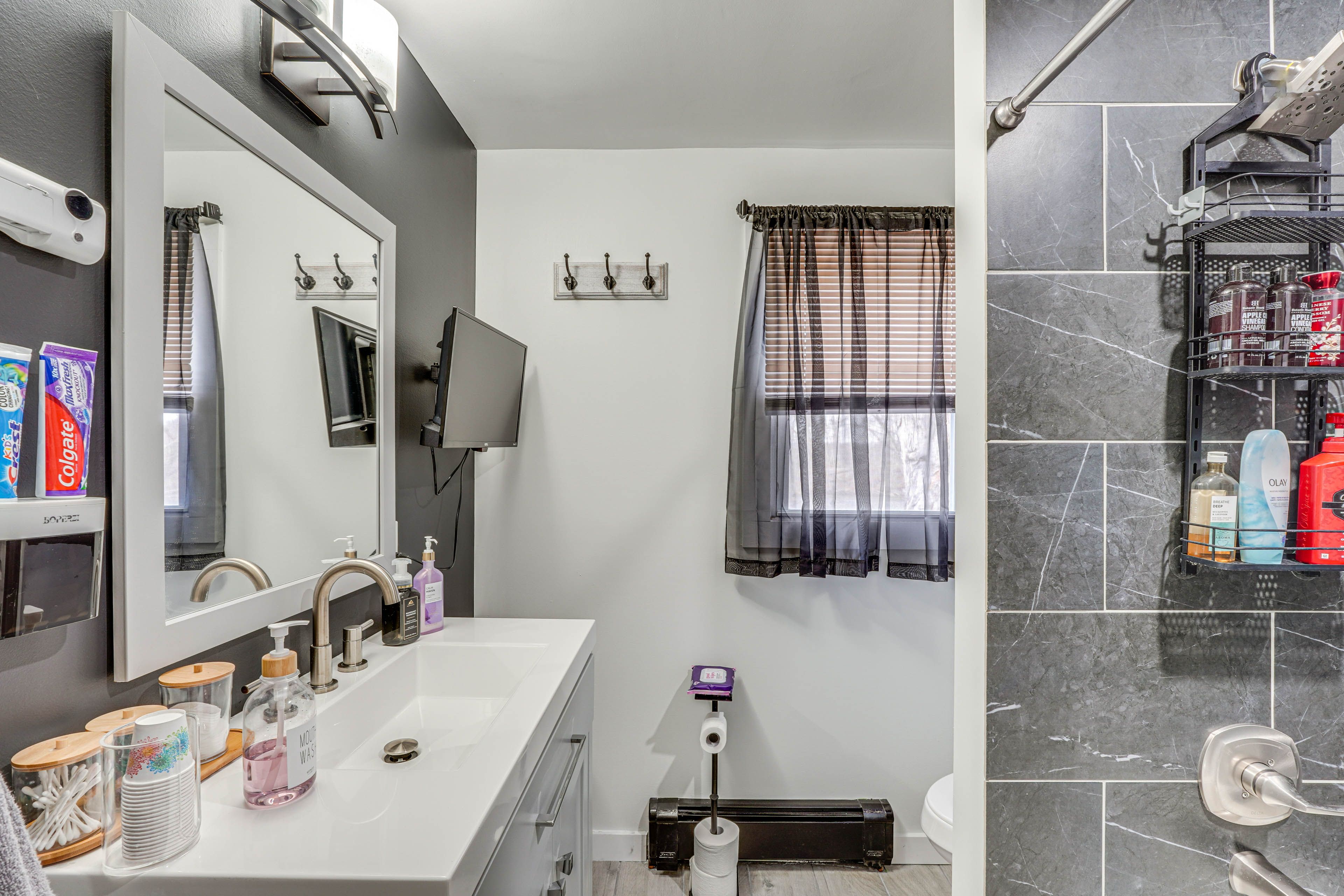 Full Bathroom | Complimentary Toiletries