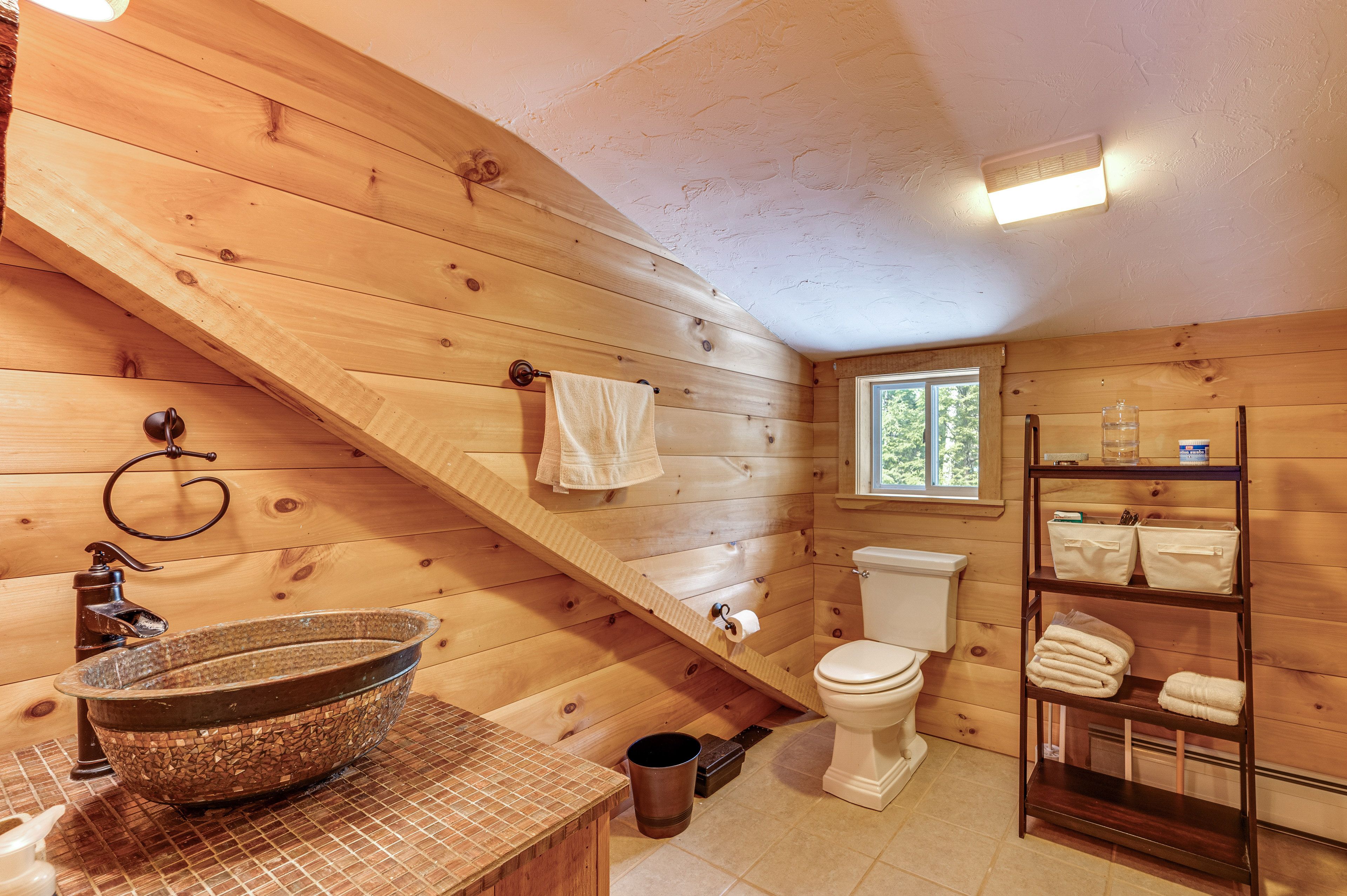 En-Suite Bathroom | Towels Provided | Upper Level