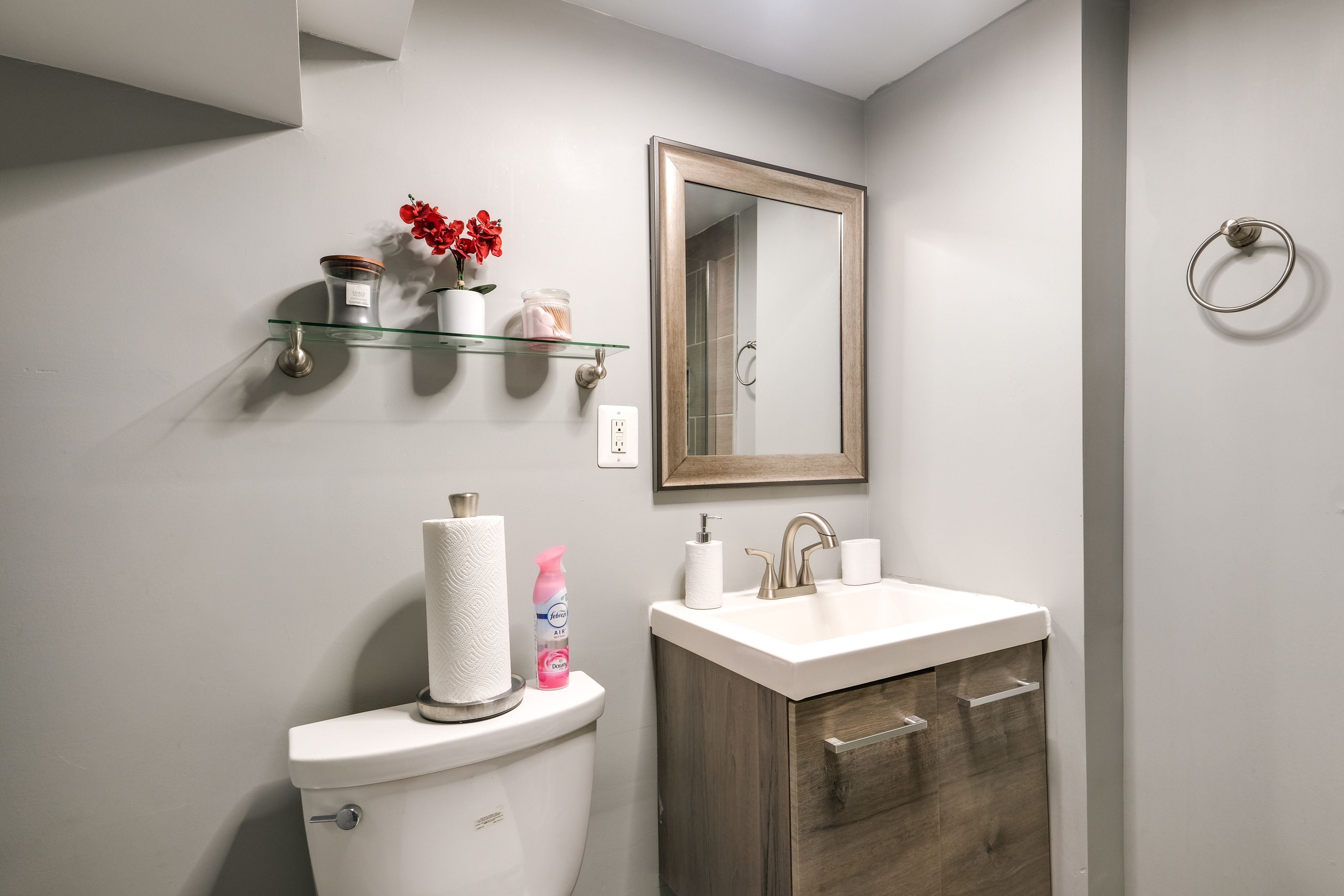 Full Bathroom | Towels Provided