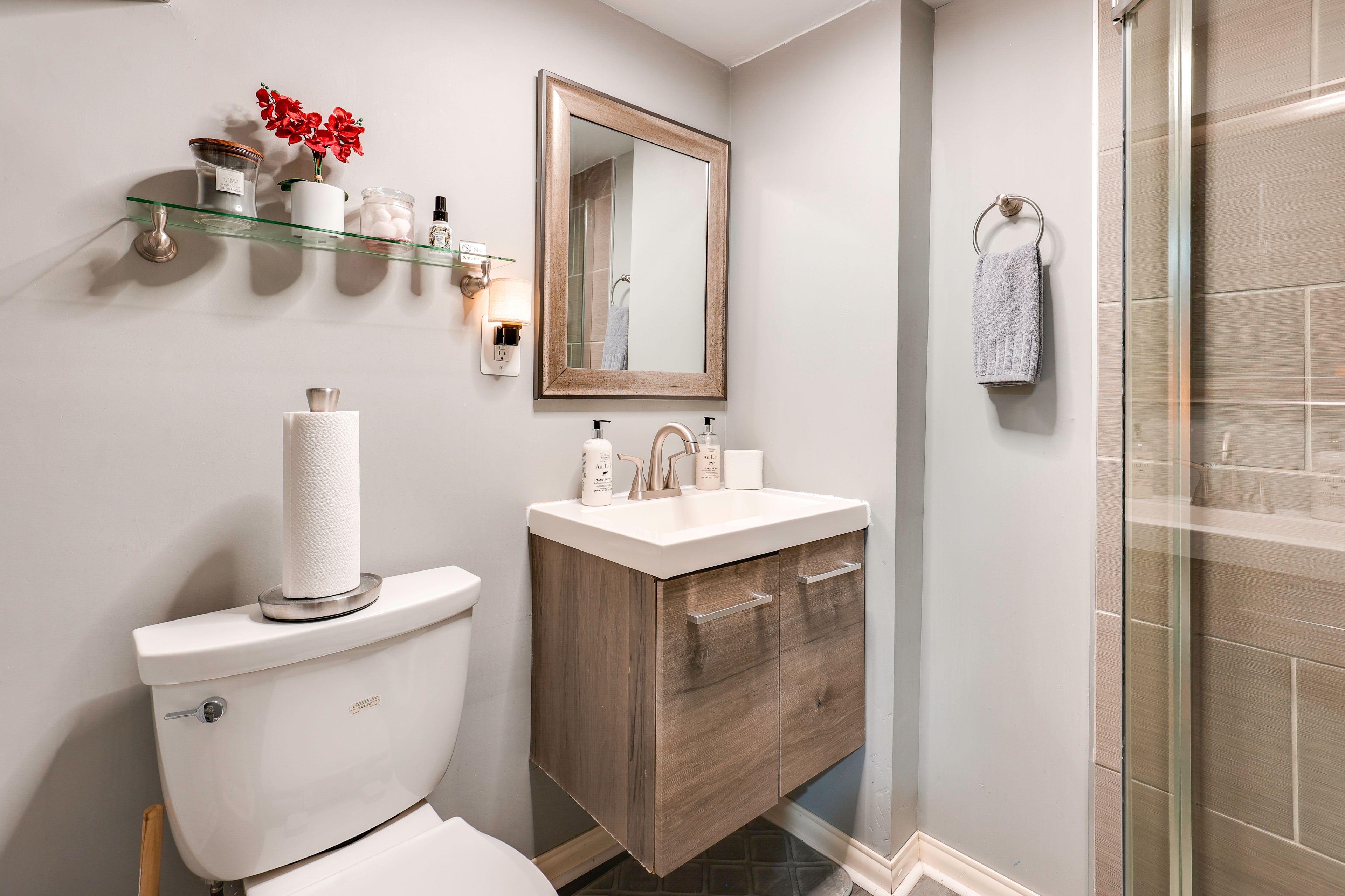 Full Bathroom | Towels Provided