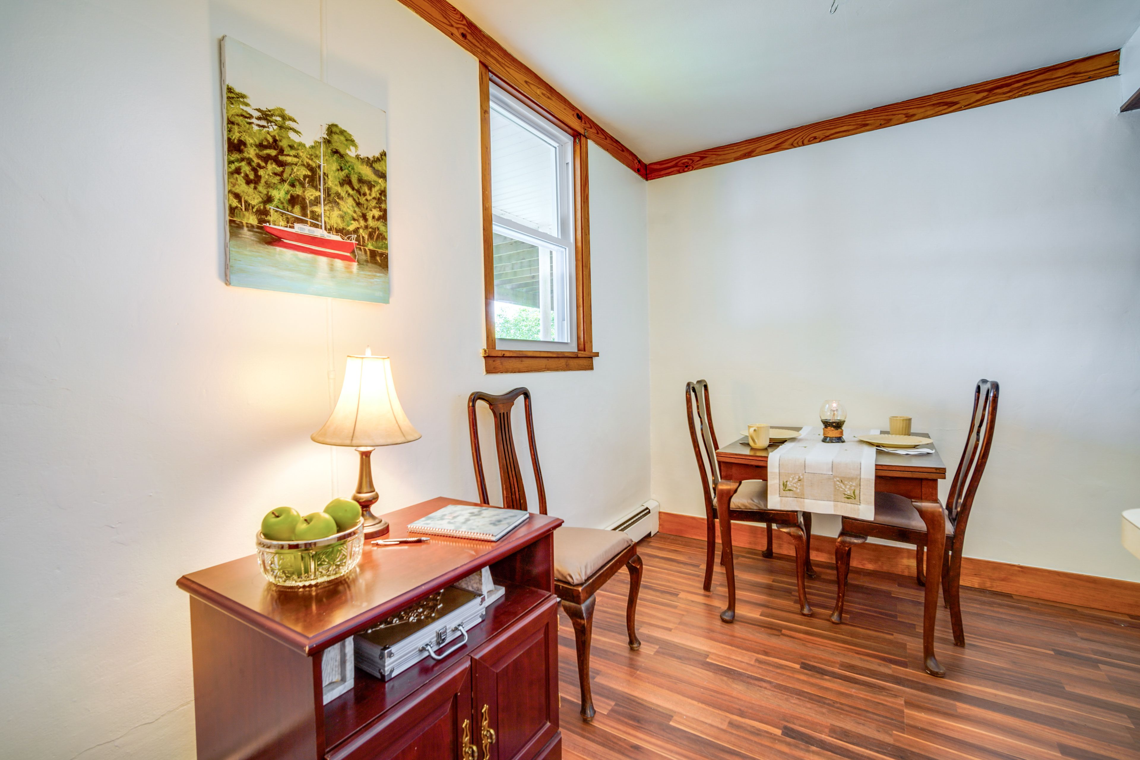 Dining Area | Dishware & Flatware Provided