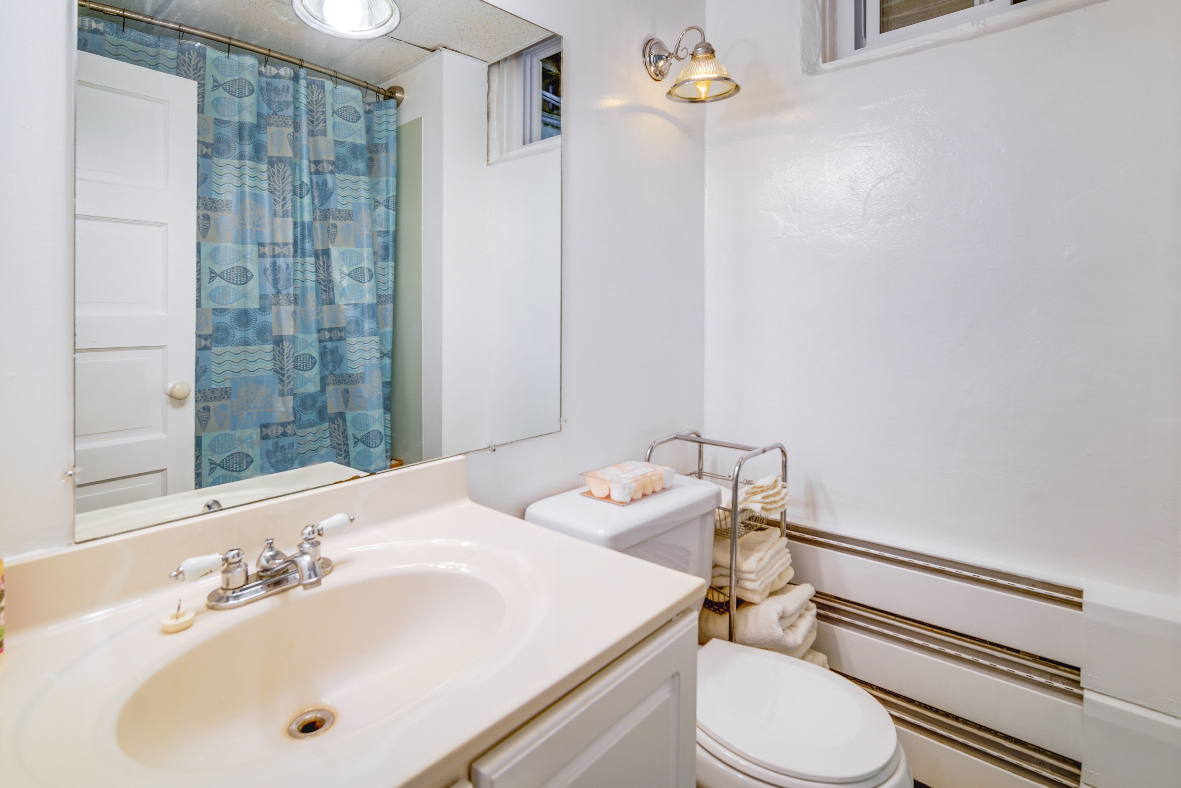 Full Bathroom | Shower/Tub Combo | Towels Provided | Complimentary Toiletries