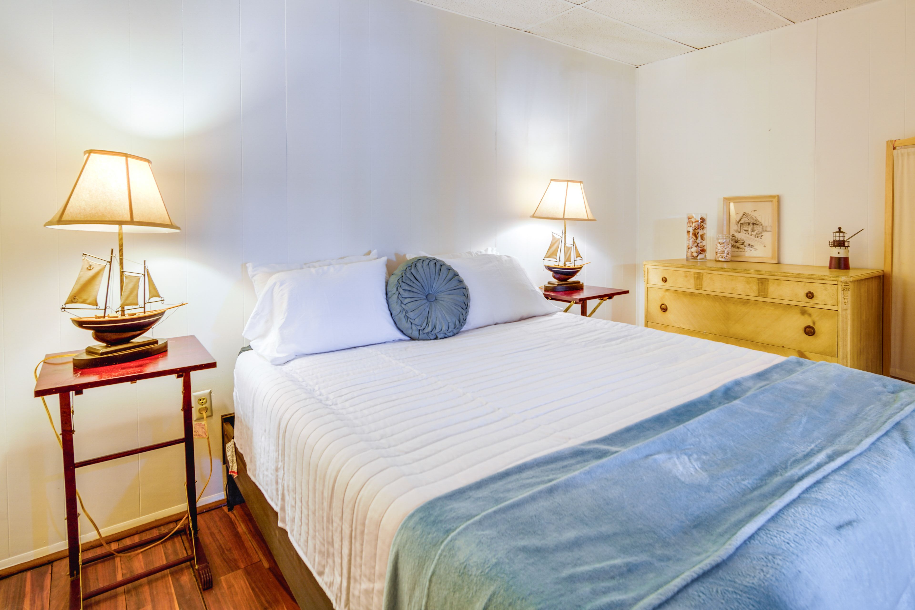 Bedroom | Queen Bed | Linens Provided