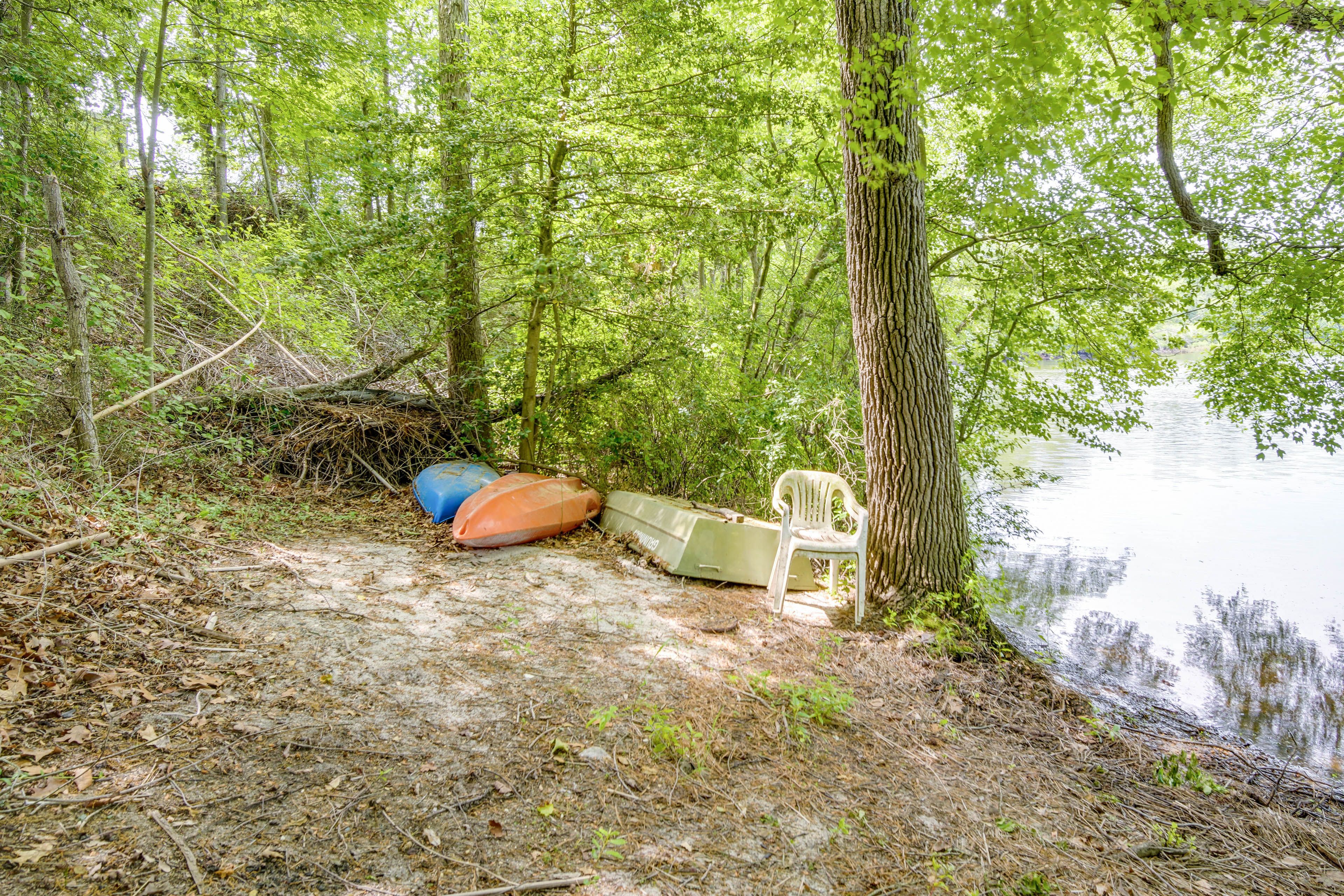 Canoe & 2 Kayaks | Life Vests
