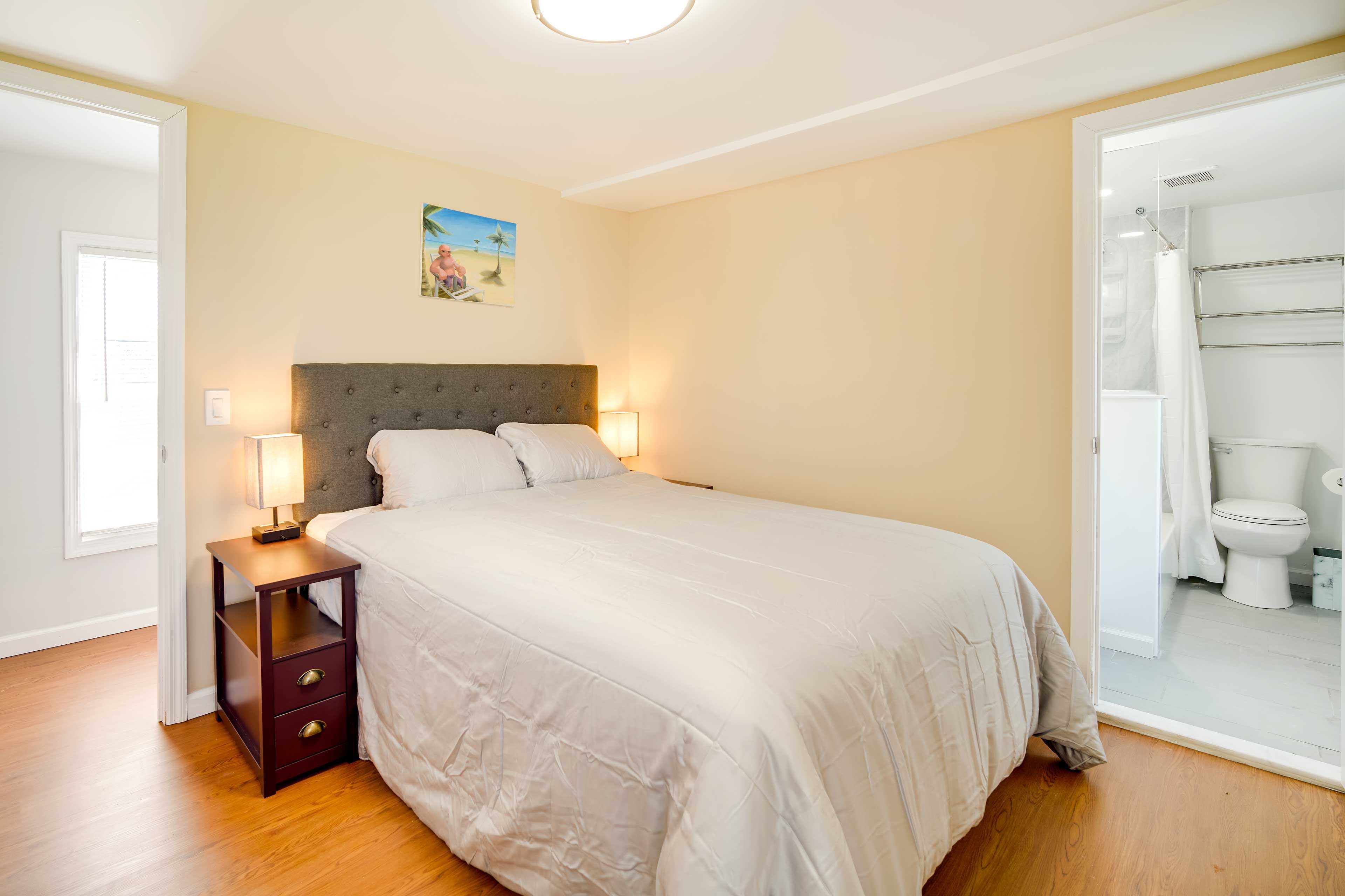 Bedroom 1 | Queen Bed