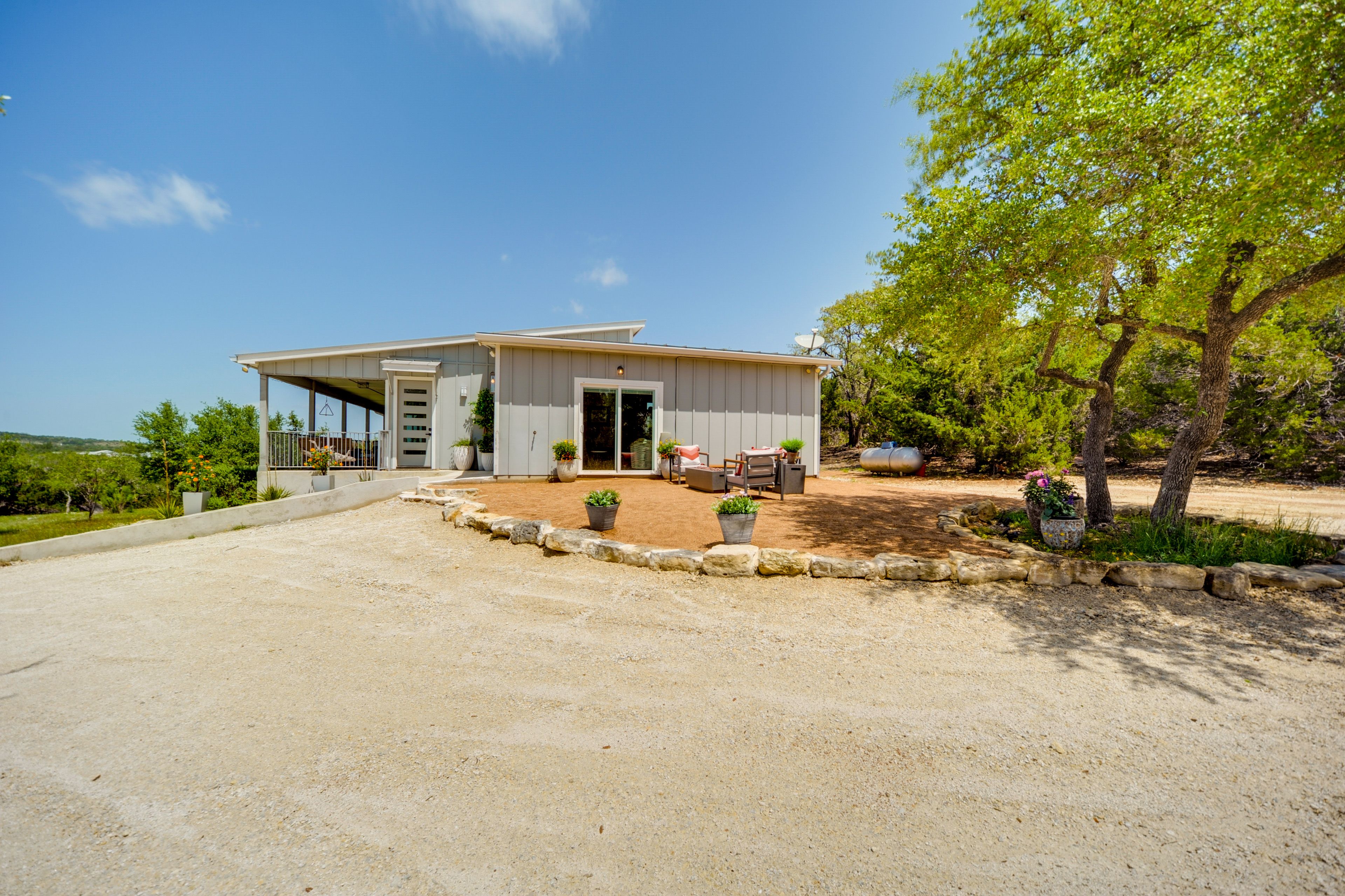 Parking | Gravel Driveway (8 Vehicles)