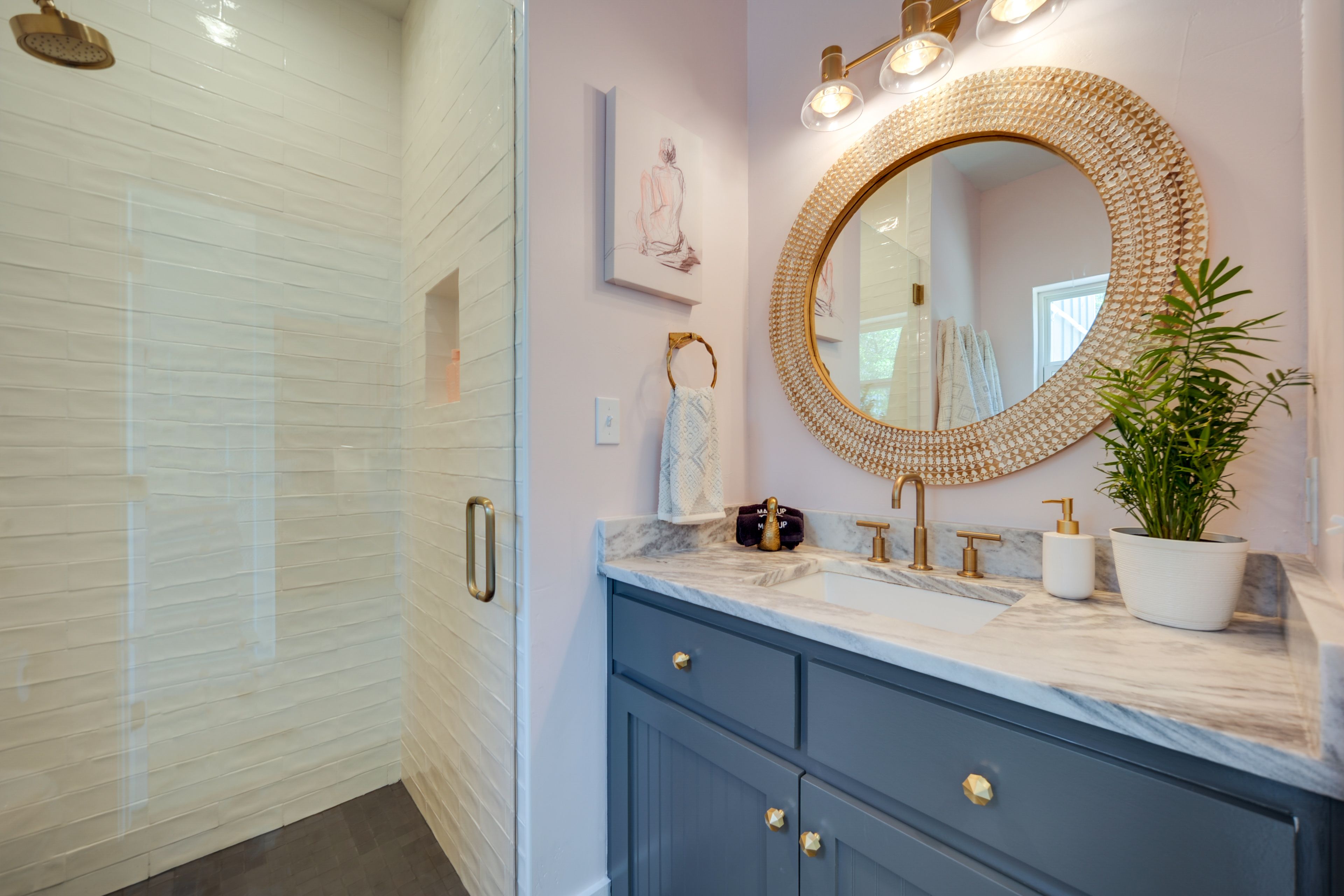 Full Bathroom | Complimentary Toiletries | Hair Dryer