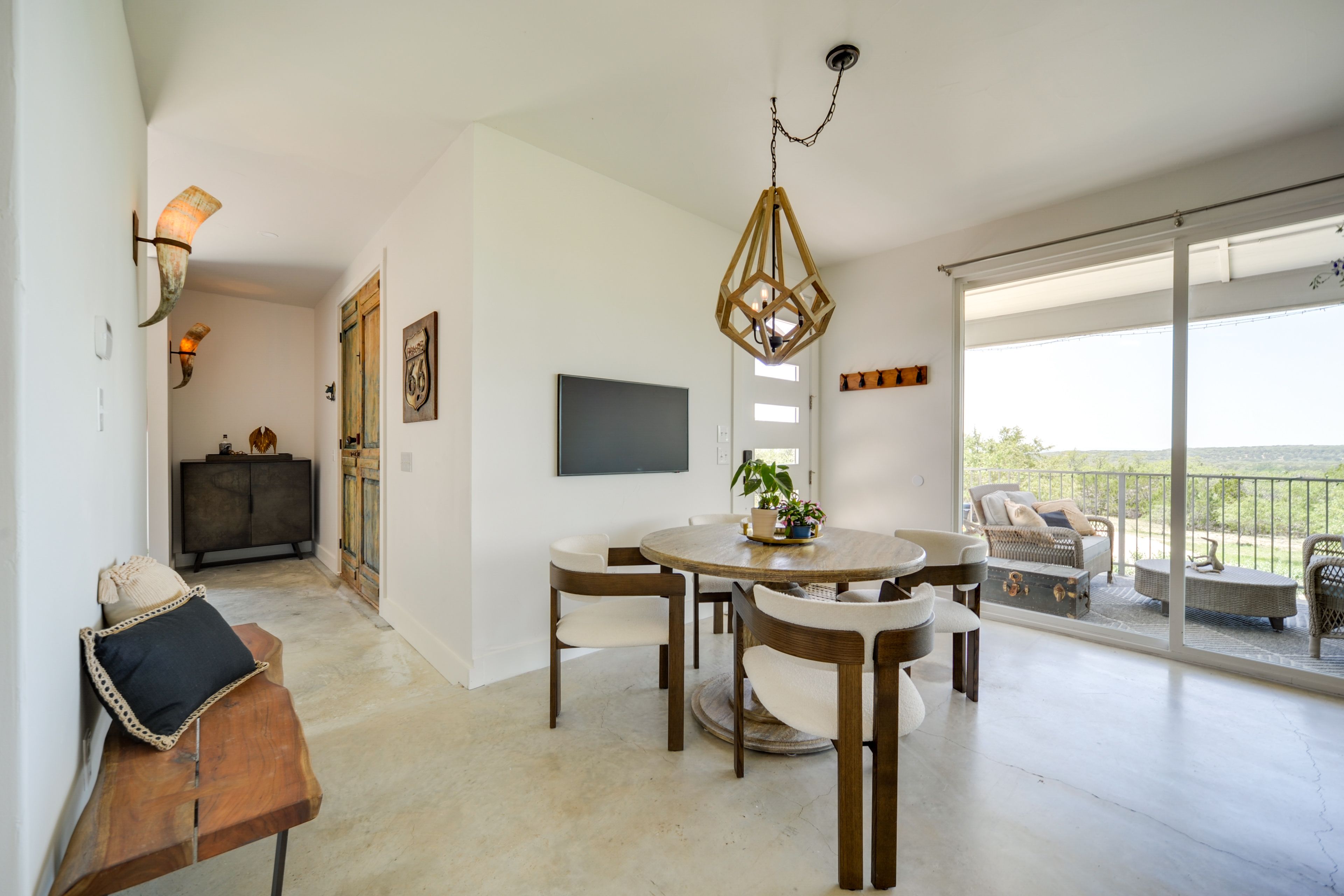 Dining Area | Dishware & Flatware Provided