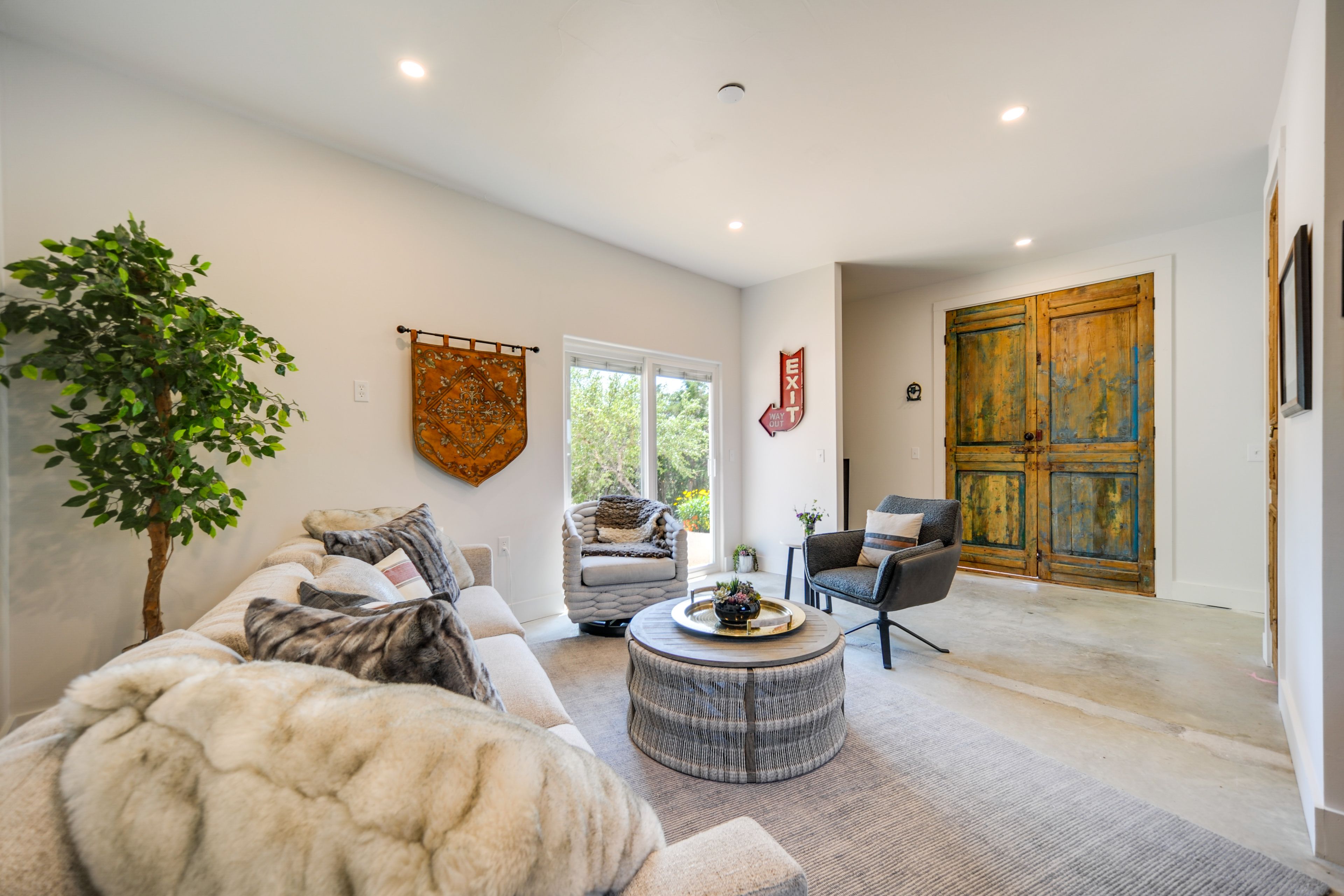 Living Room | Free WiFi | Central Heat & A/C