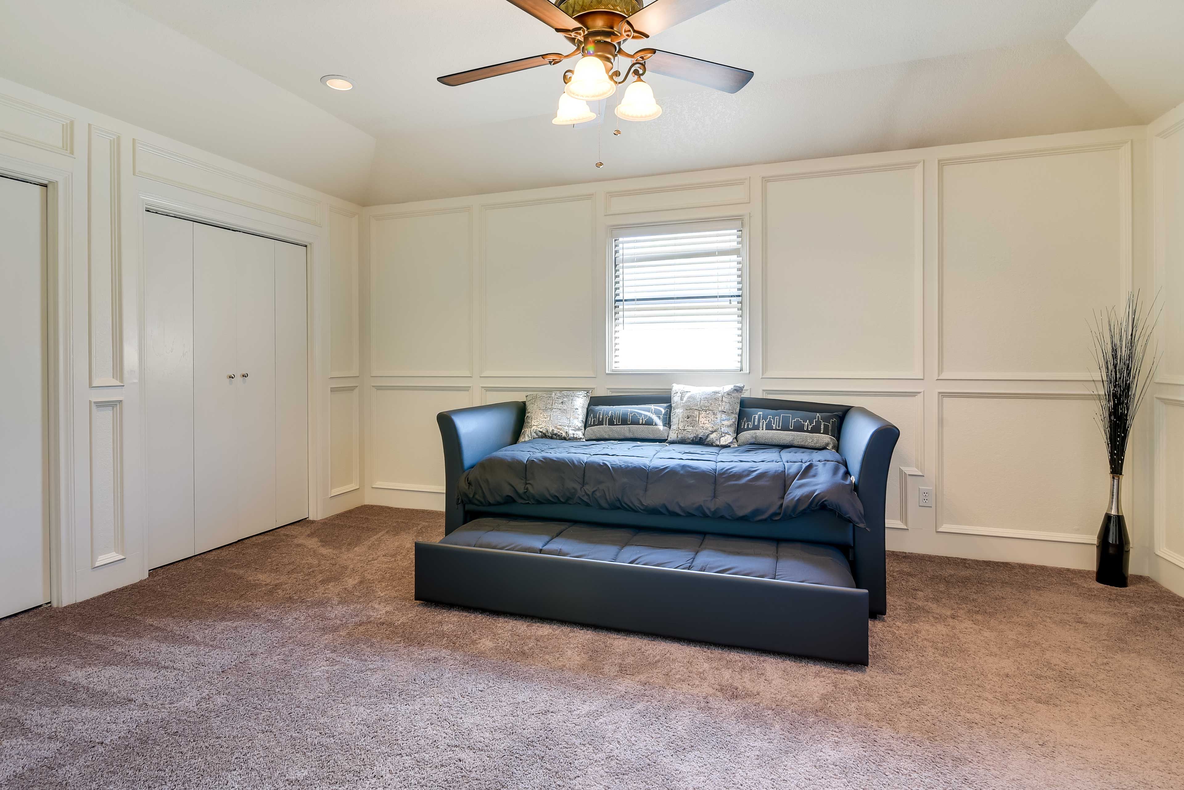 Den | Twin Daybed w/ Twin Trundle
