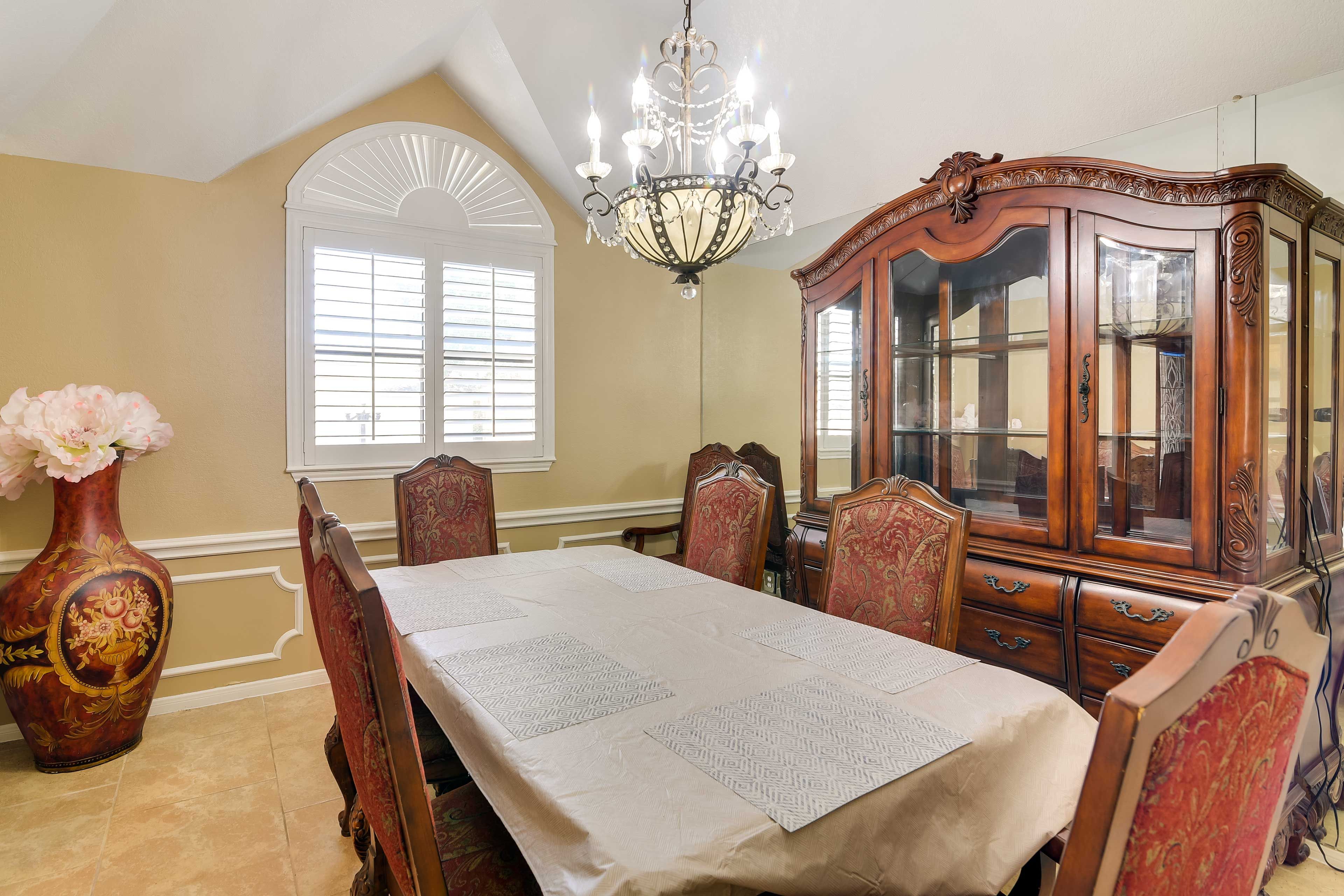Formal Dining Room | Dishware & Flatware Provided