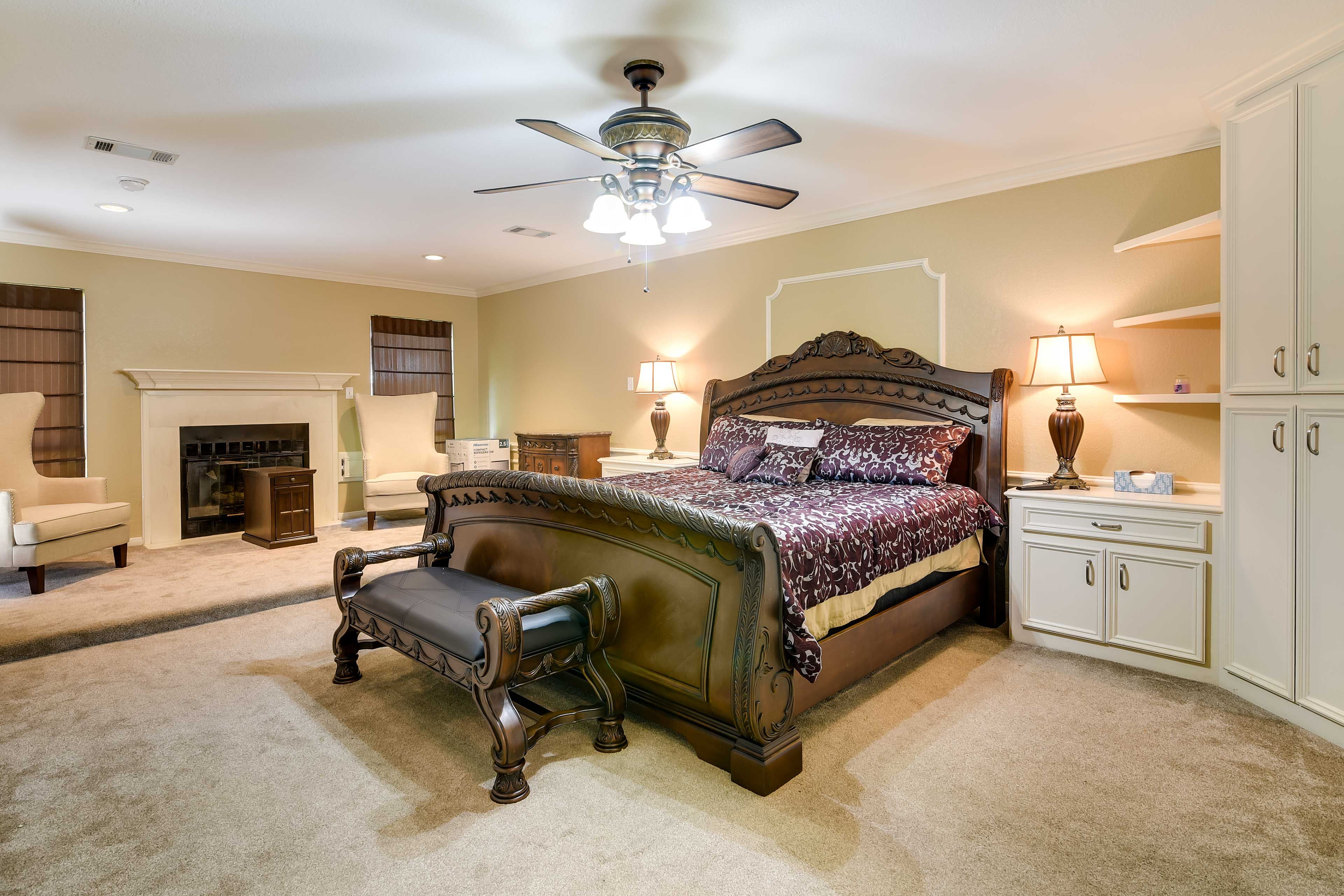 Bedroom 1 | King Bed | En-Suite Bathroom | Laptop-Friendly Workspace | 1st Floor