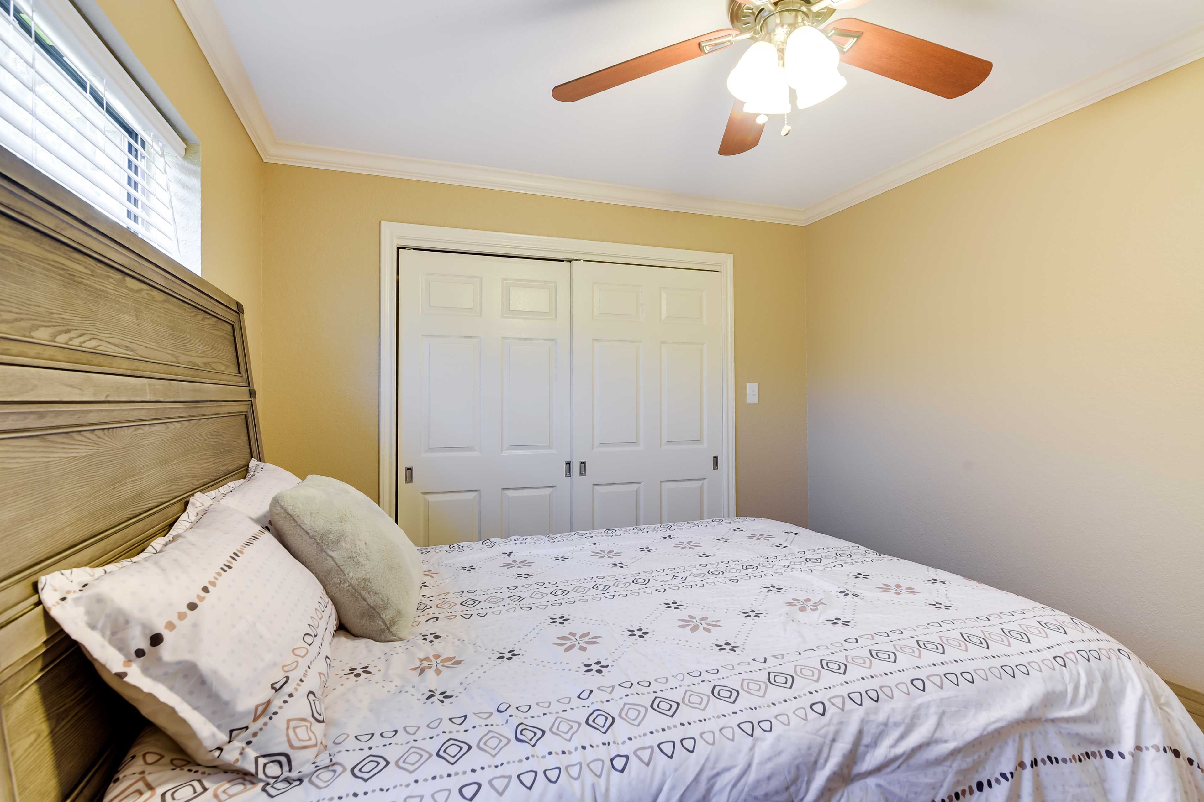 Bedroom | Queen Bed