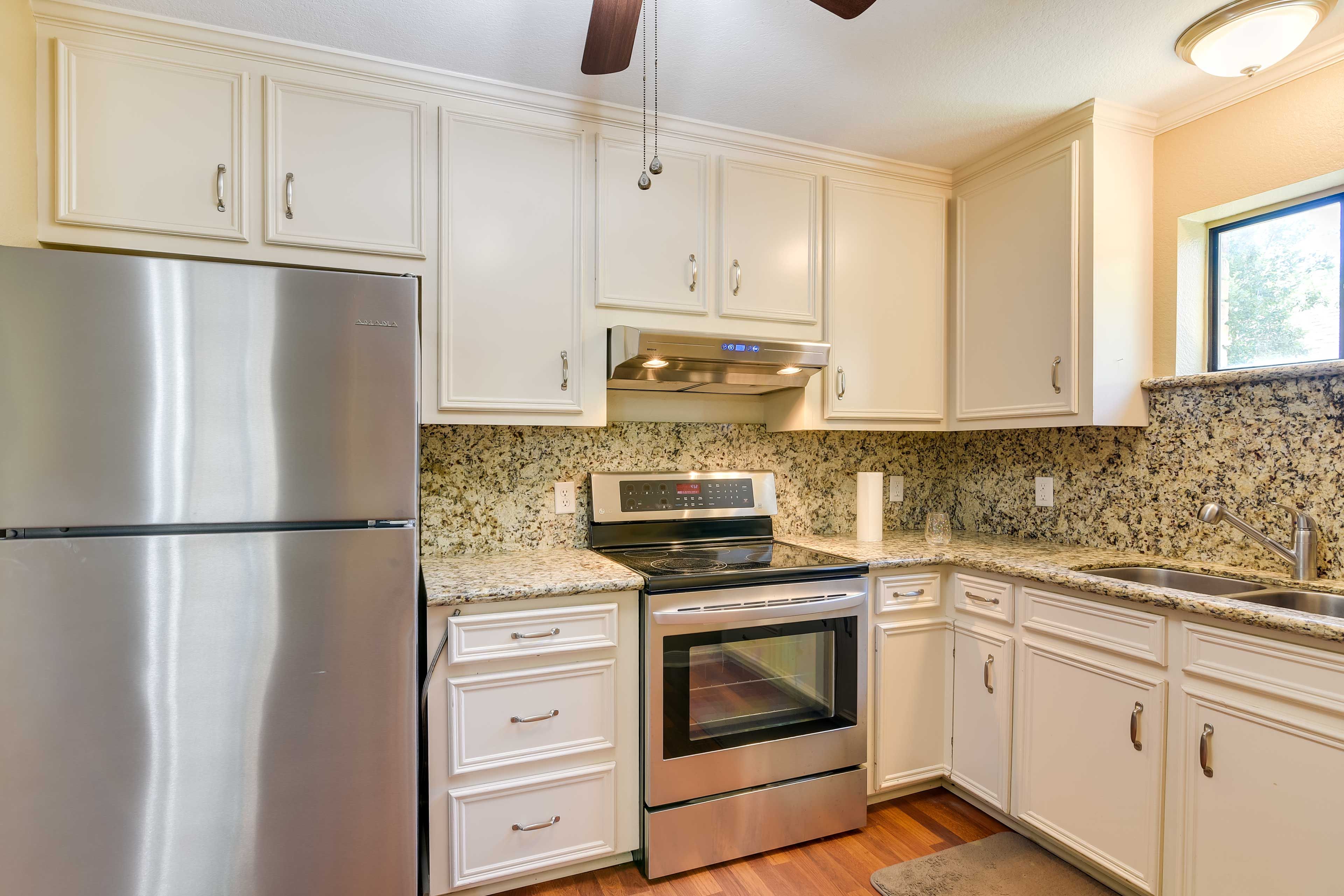 Kitchen | Equipped w/ Cooking Basics