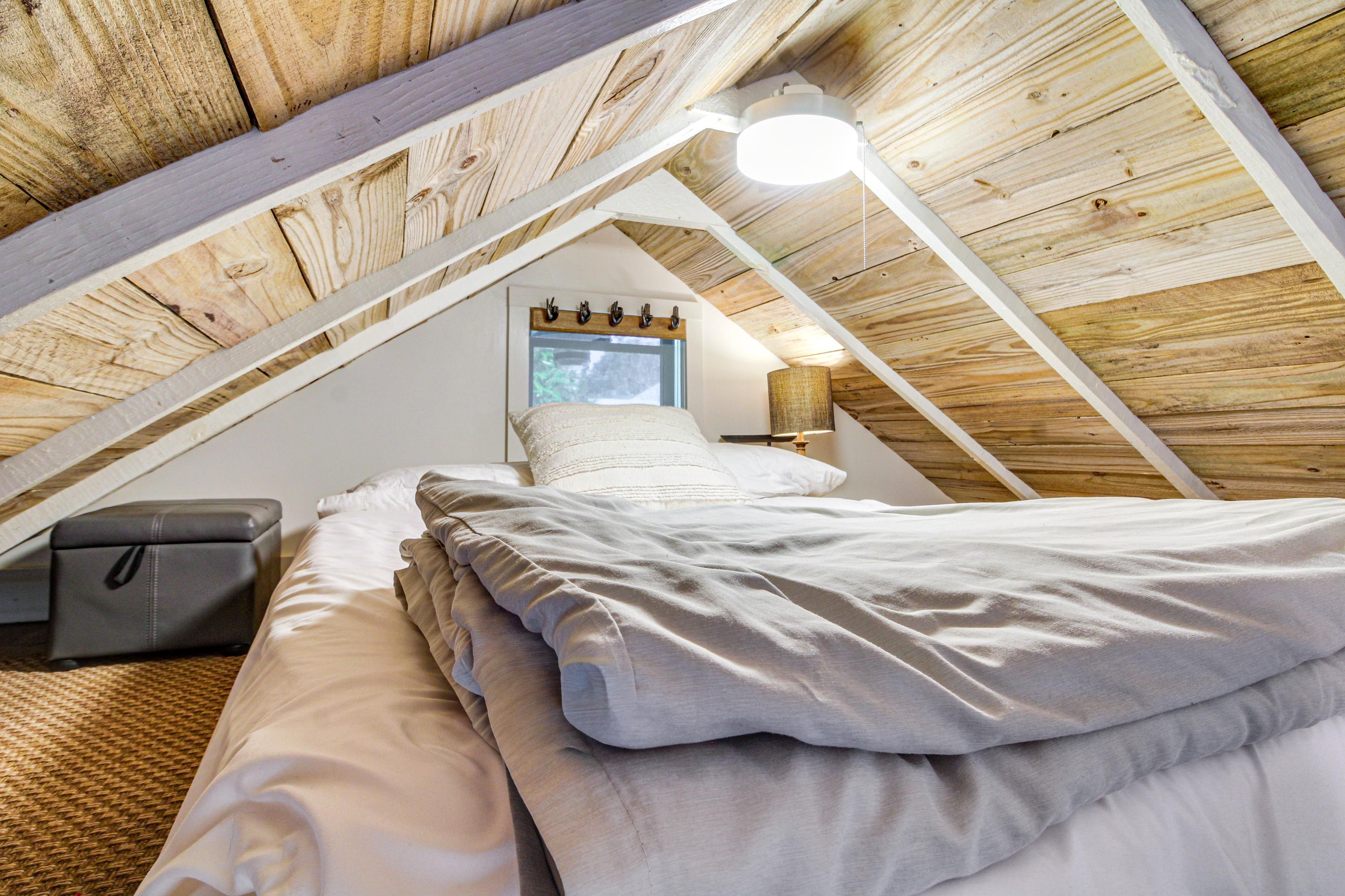 Bedroom (Loft) | Full Bed | 7 Stairs Required