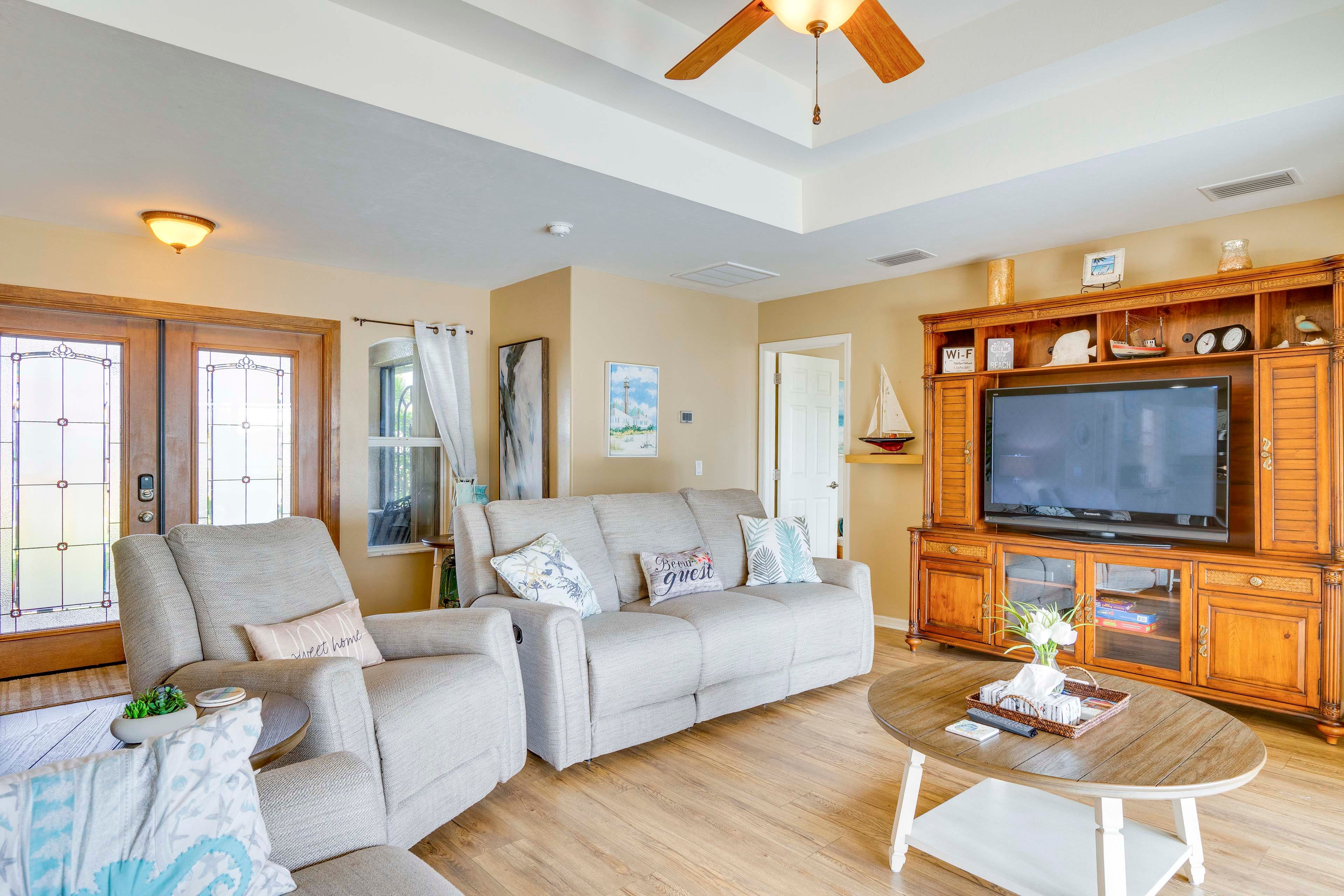 Living Room | Keyless Entry | 4 Smart TVs
