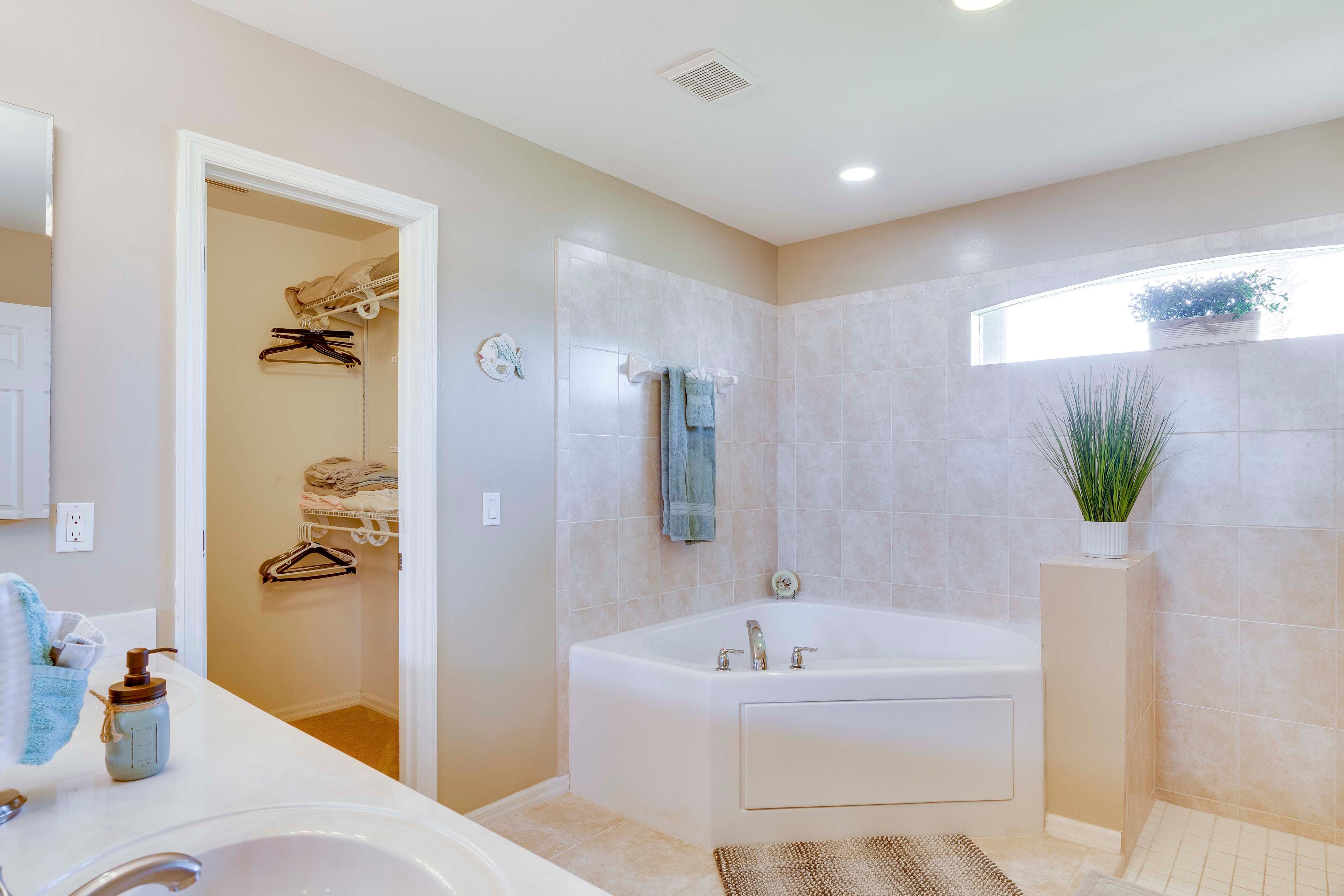 Full Bathroom | Jetted Tub | Roll-In Shower
