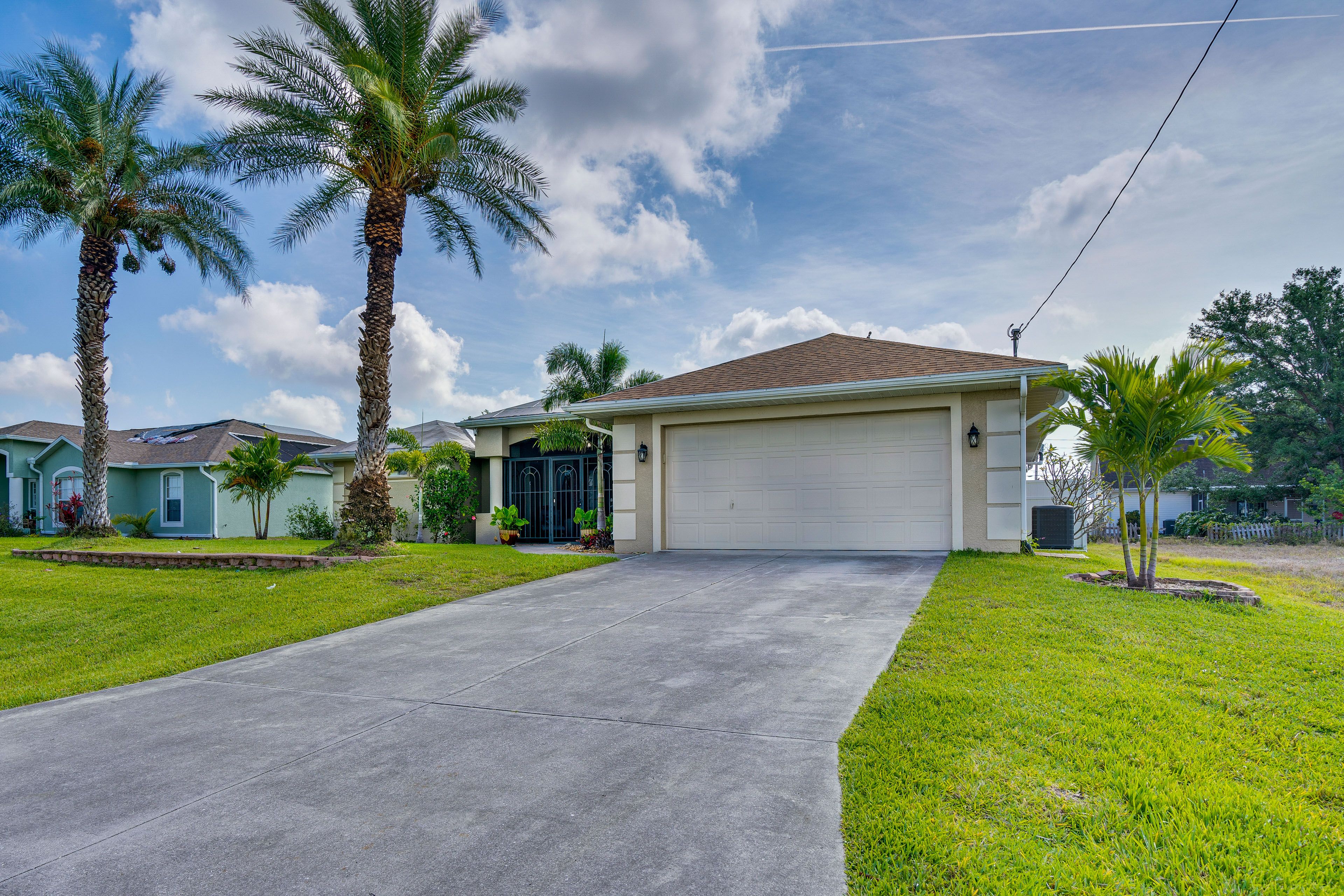Villa Exterior | Parking | Garage (1 Vehicle) | Driveway (4 Vehicles)