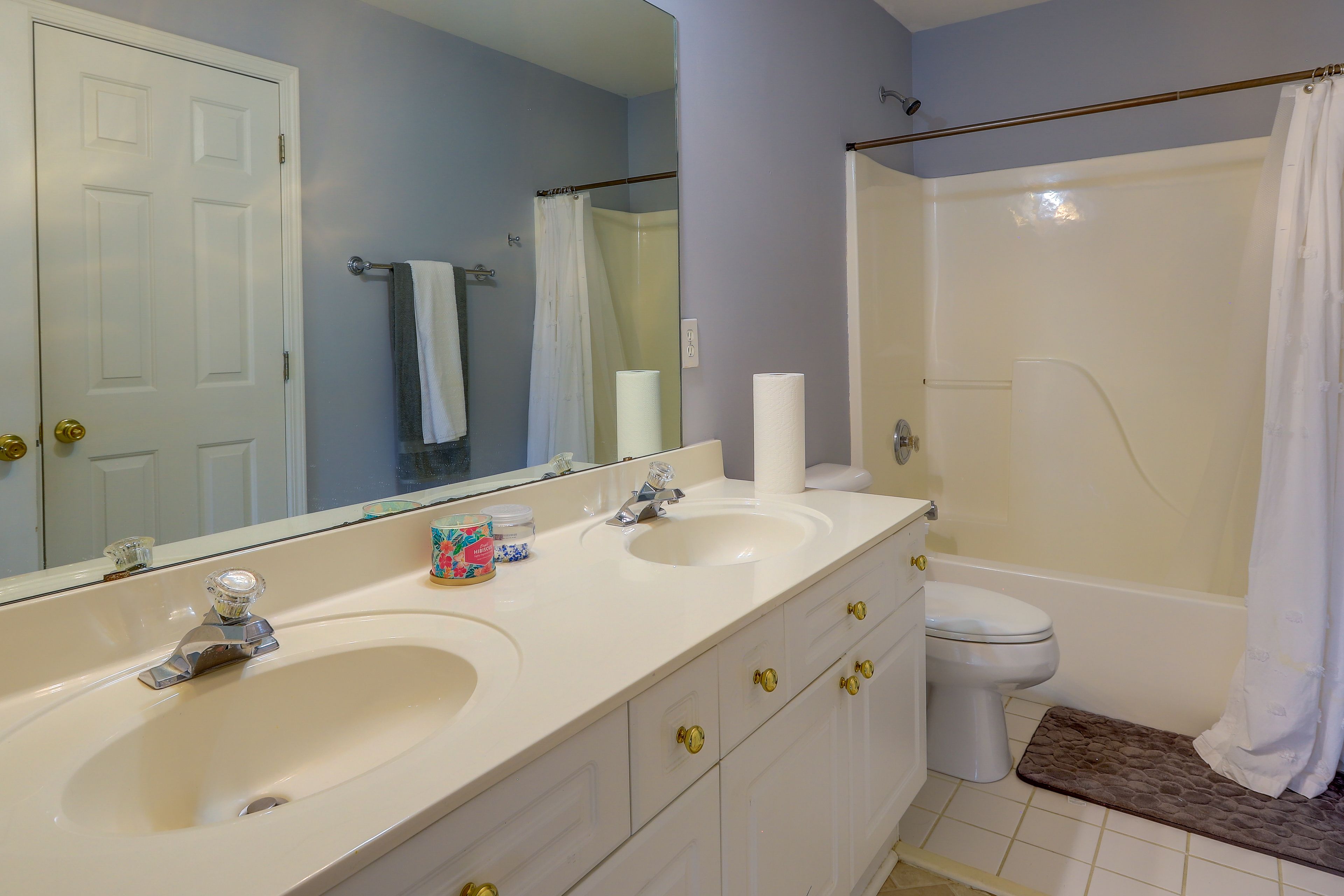 Full Bathroom | Complimentary Toiletries | Towels Provided