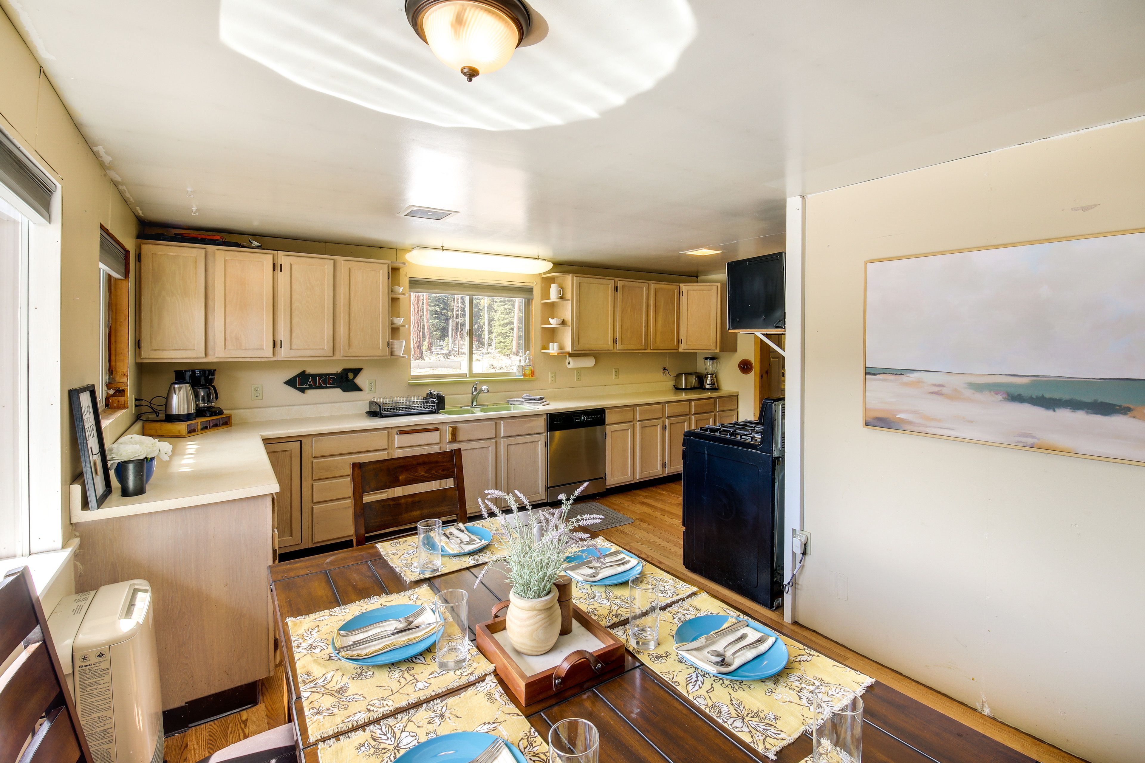 Dining Area | Dishware/Flatware Provided