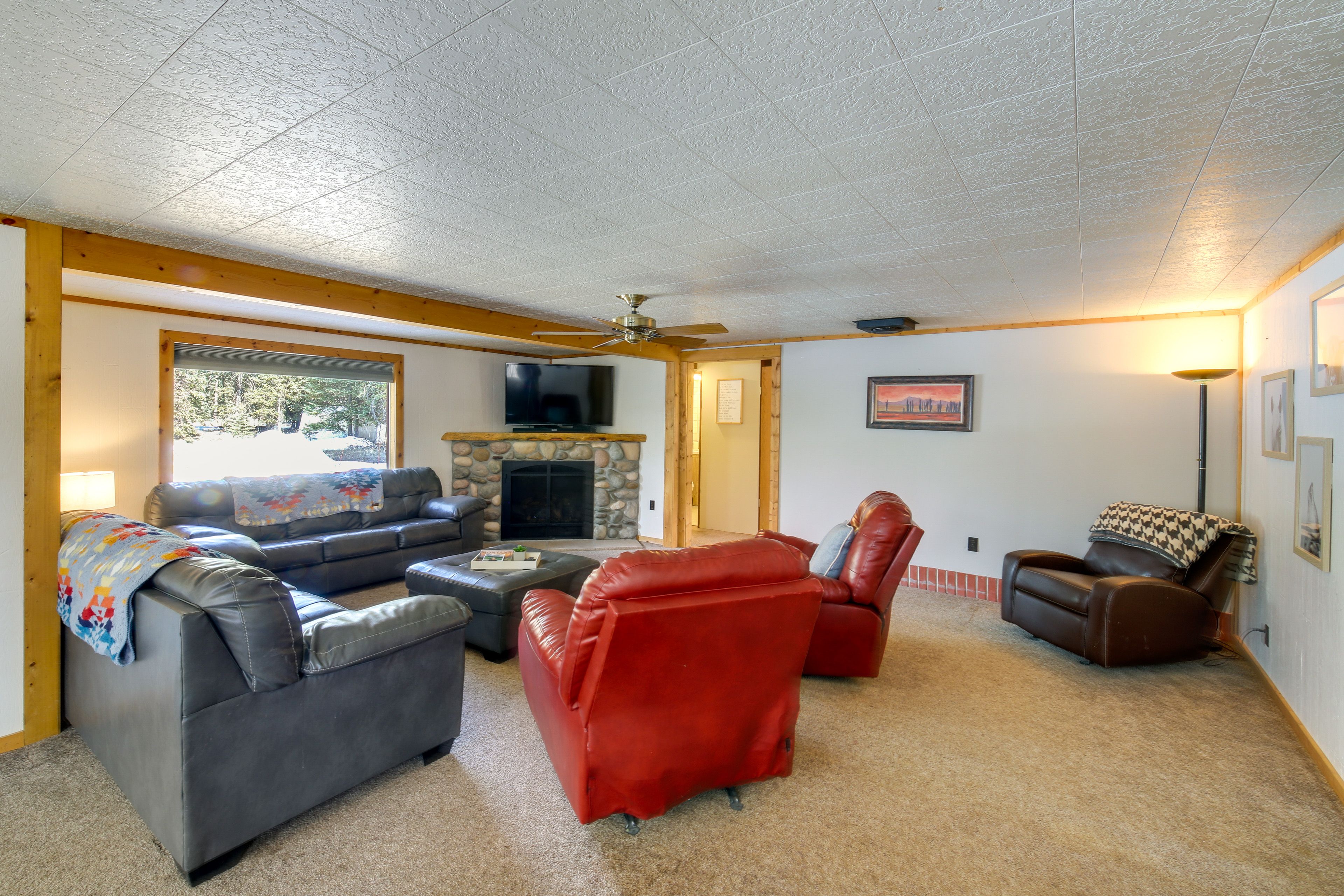 Living Room | Fireplace | Smart TV | Free WiFi