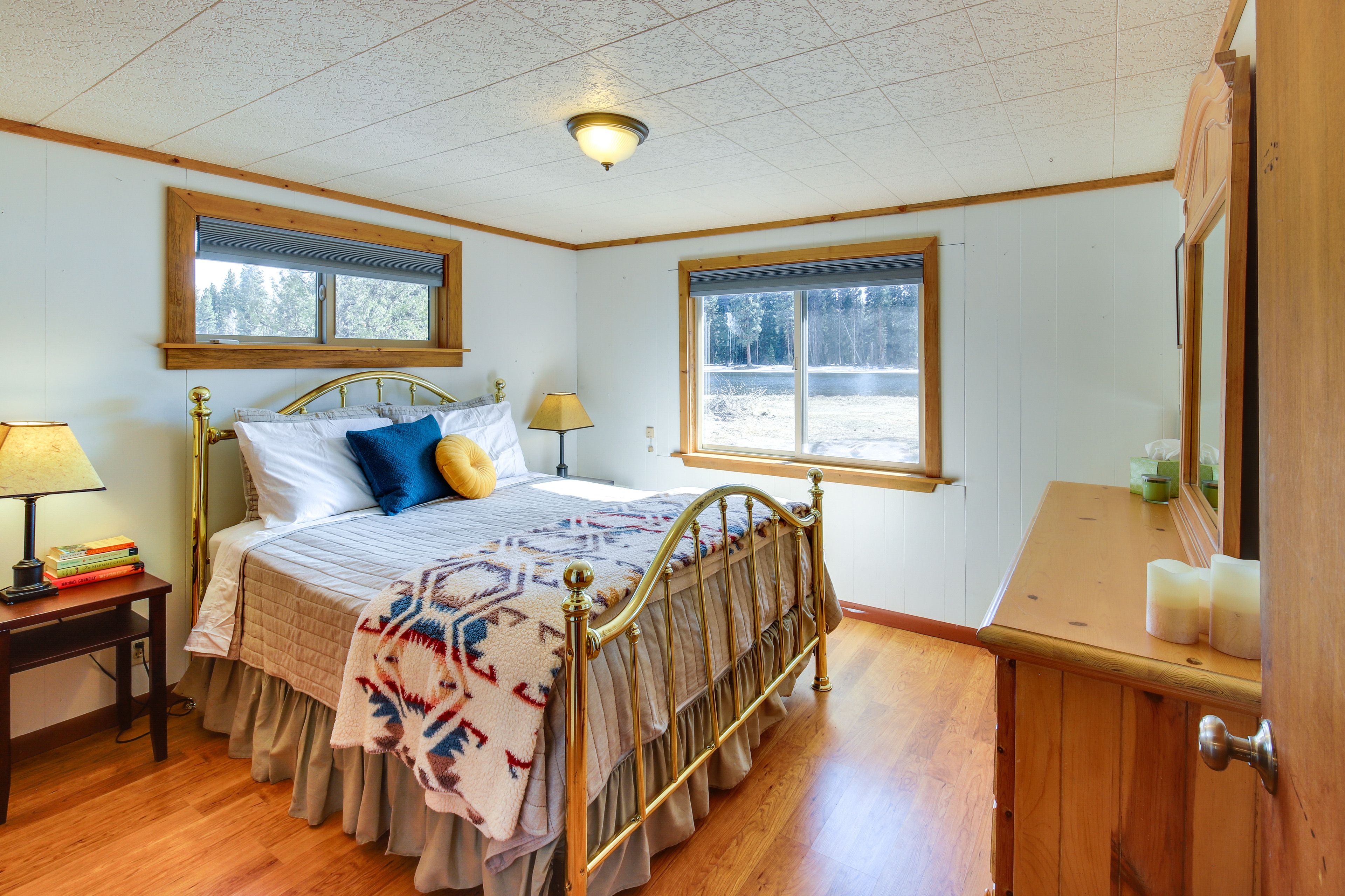 Bedroom 1 | Queen Bed | Books | River View