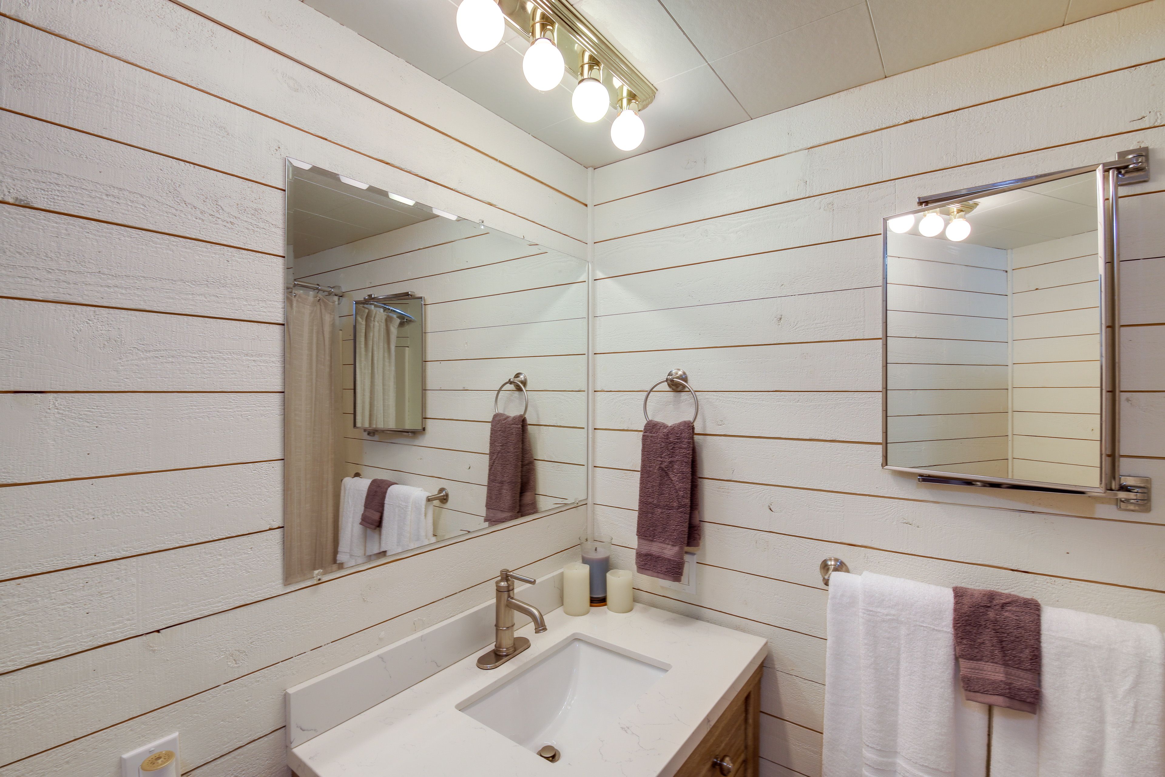 Bathroom | Complimentary Toiletries | Towels