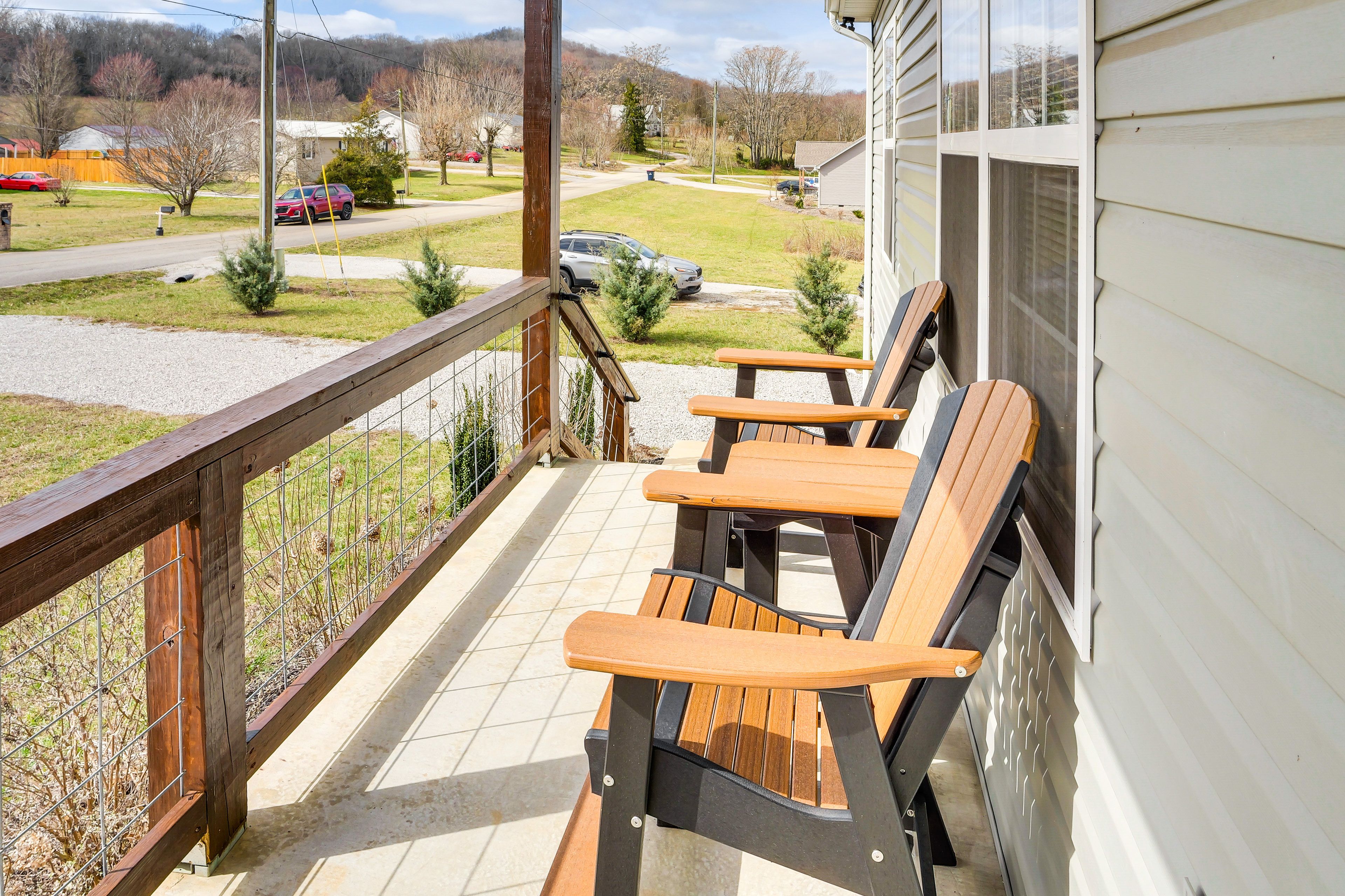 Porch w/ Seating