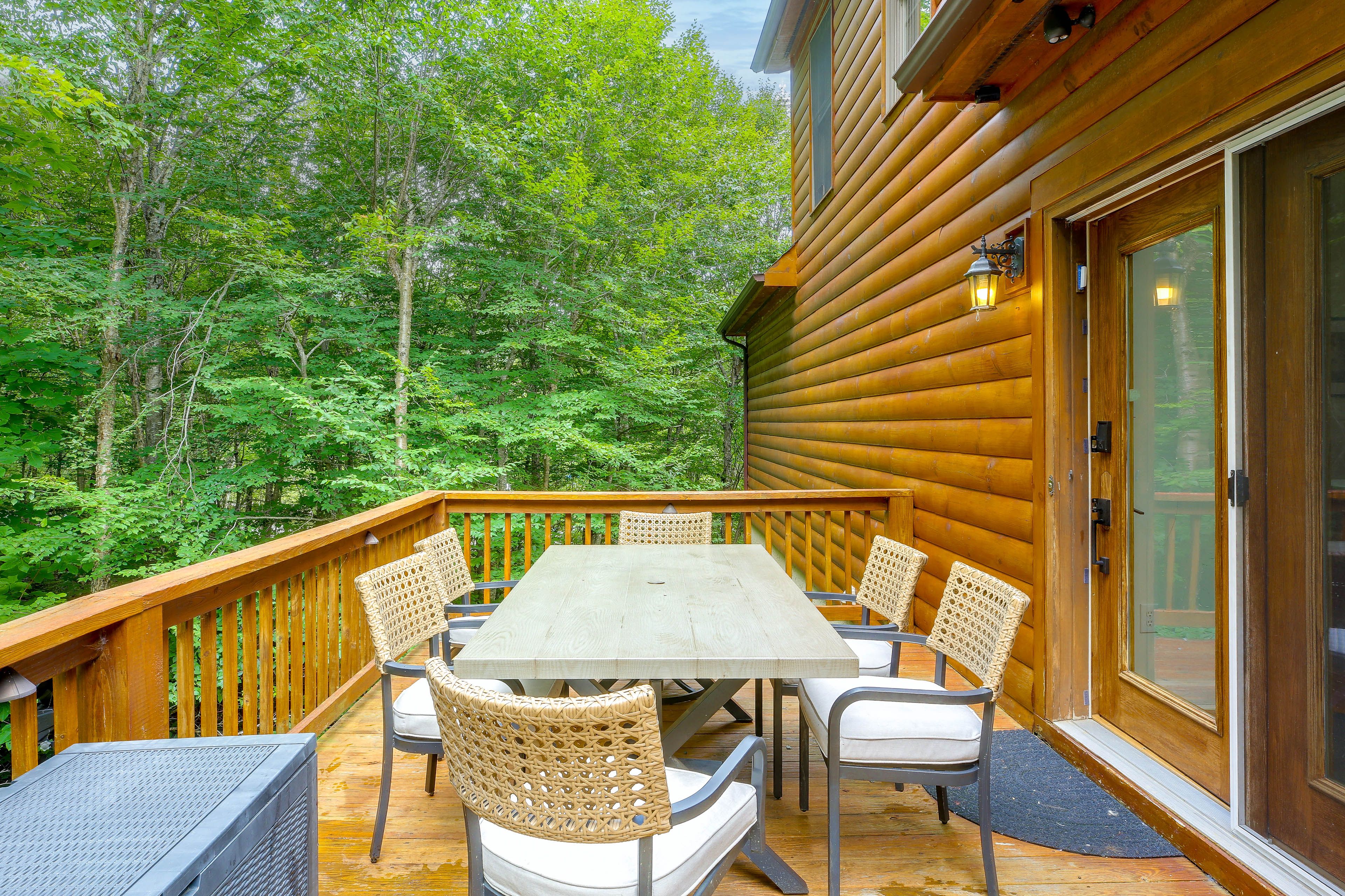 Deck | Outdoor Dining Area