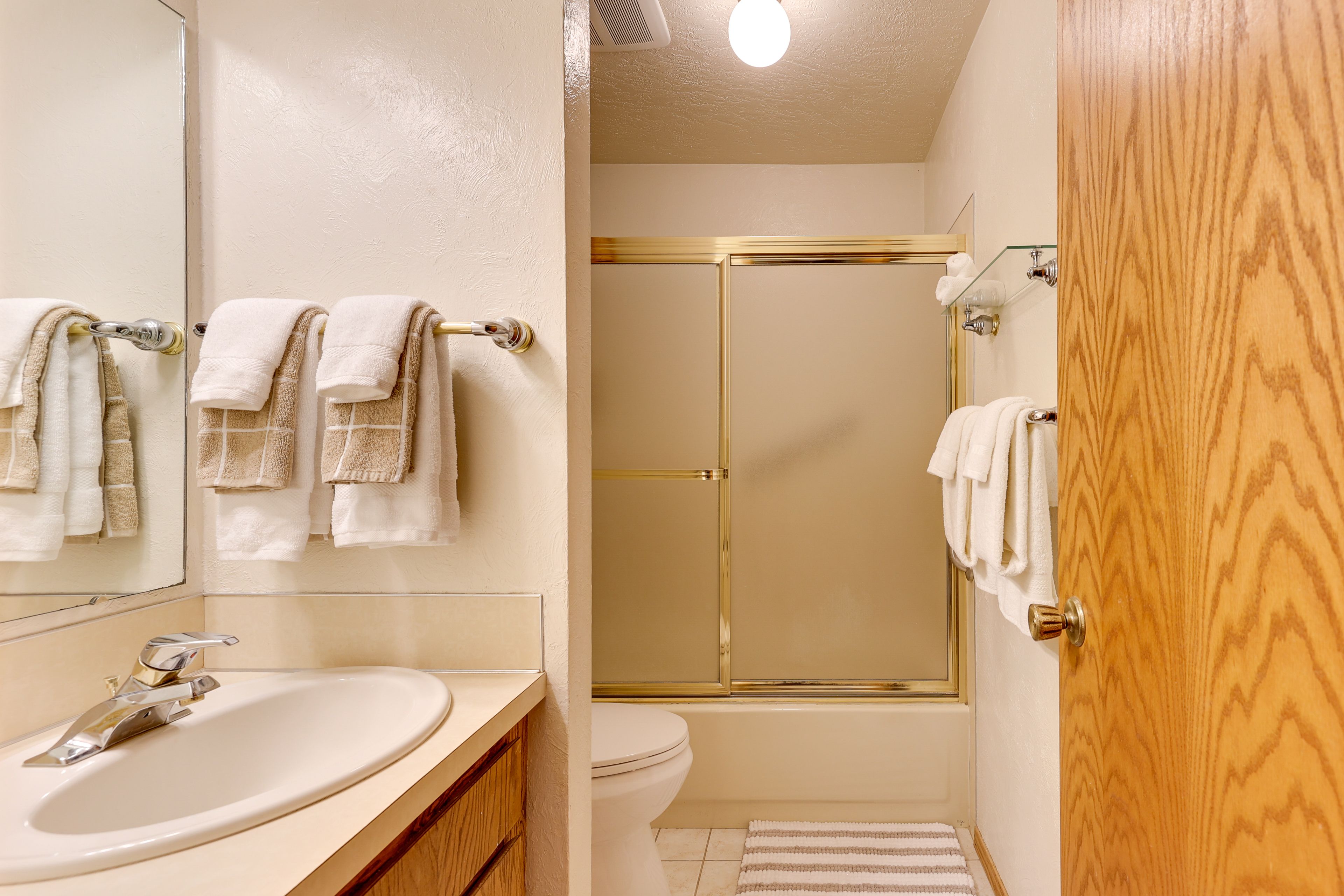 Full Bathroom | Hair Dryer | Iron & Board