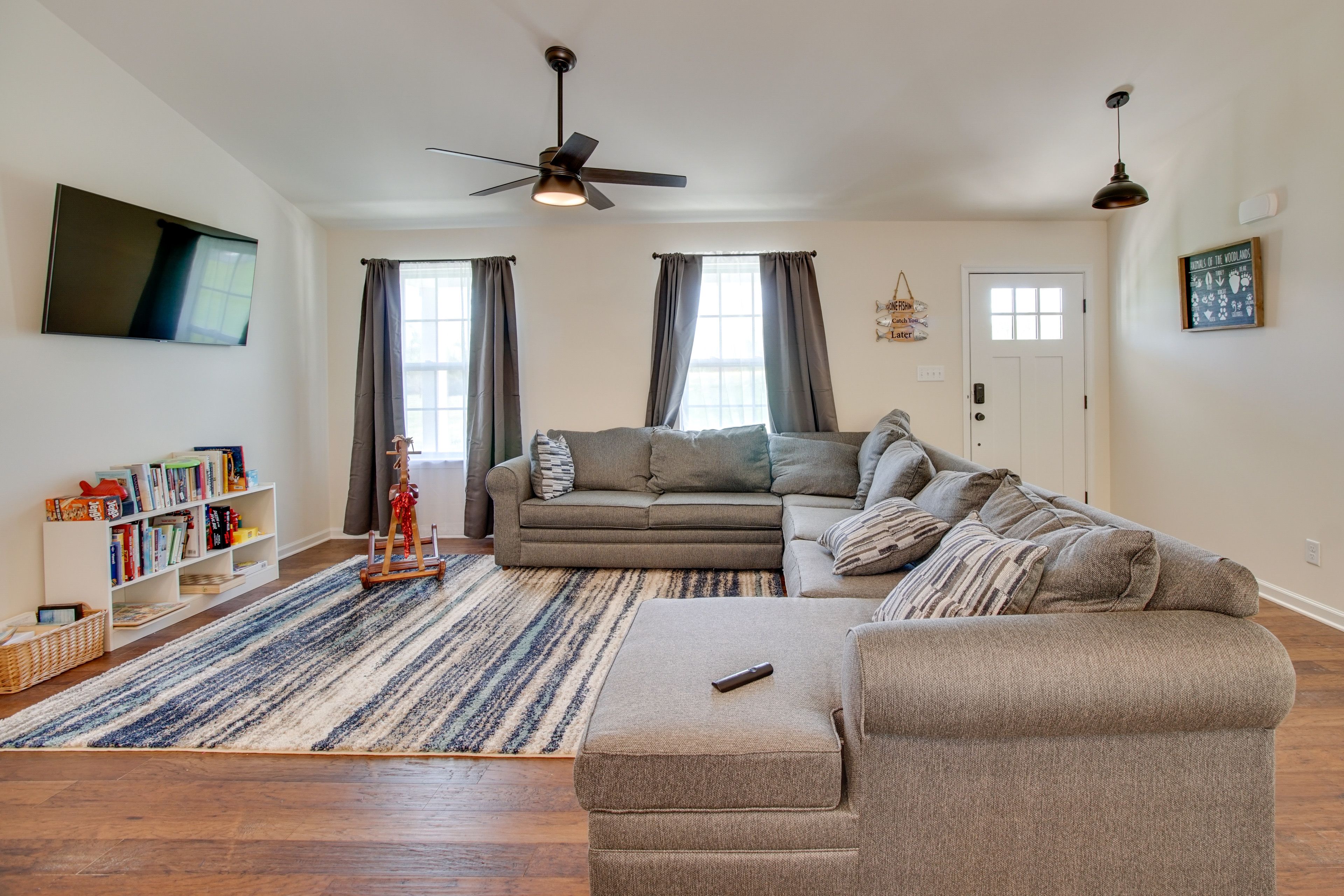 Living Room | Main Floor | Smart TV | Free WiFi | Central A/C & Heating