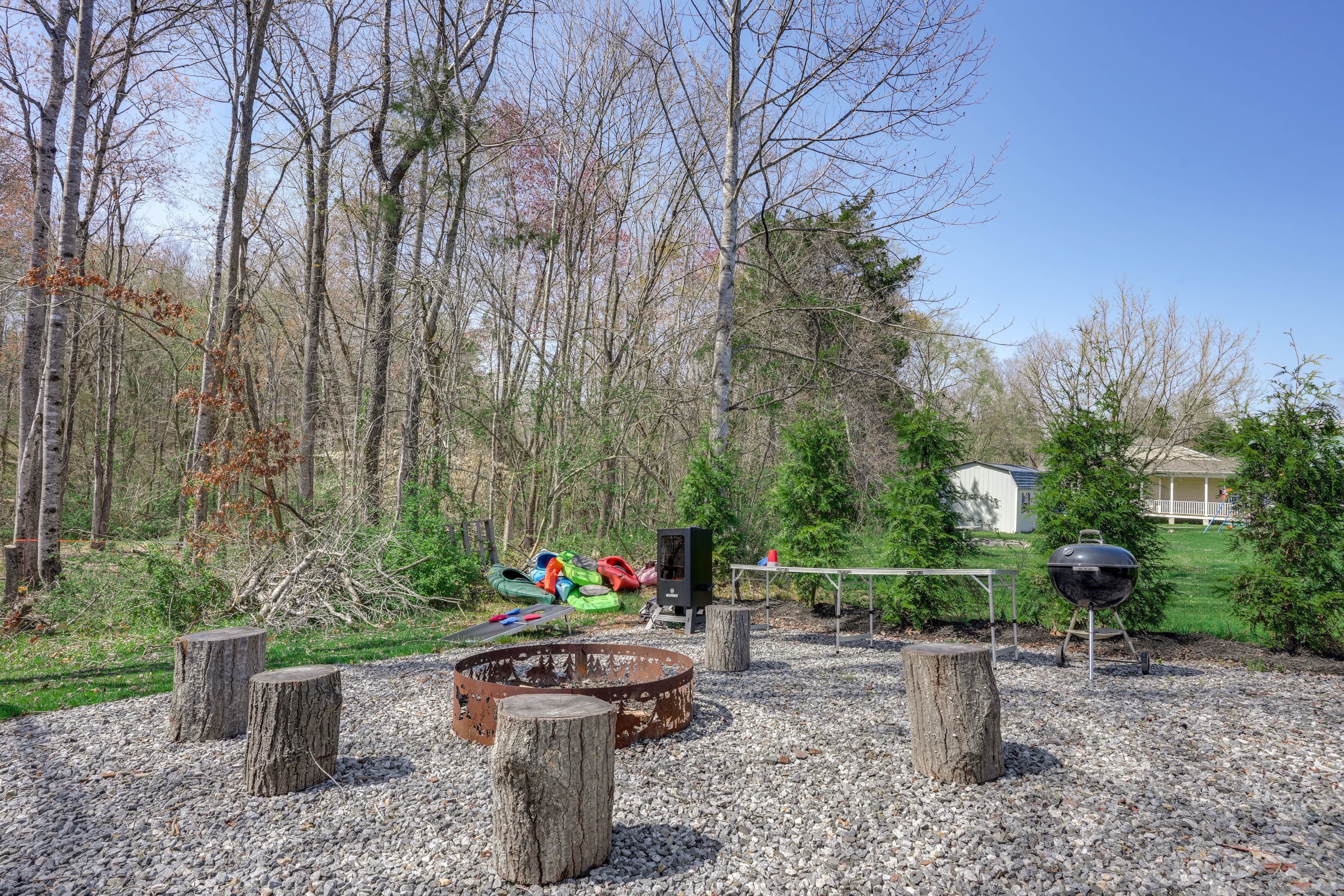 Backyard | Hot Tub | Fire Pit | Charcoal Grill | Electric Smoker | Kayaks