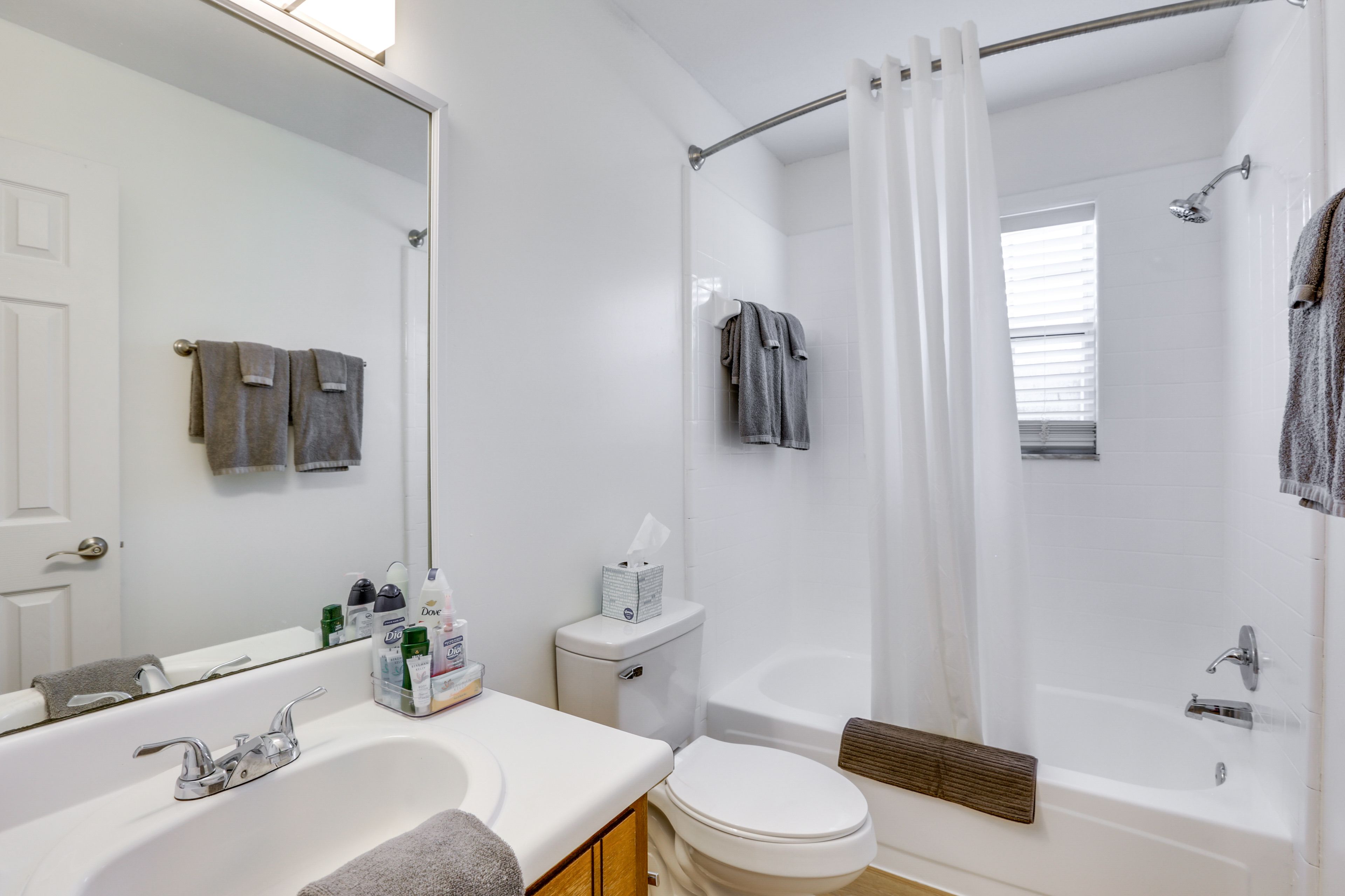 Full Bathroom | Complimentary Toiletries