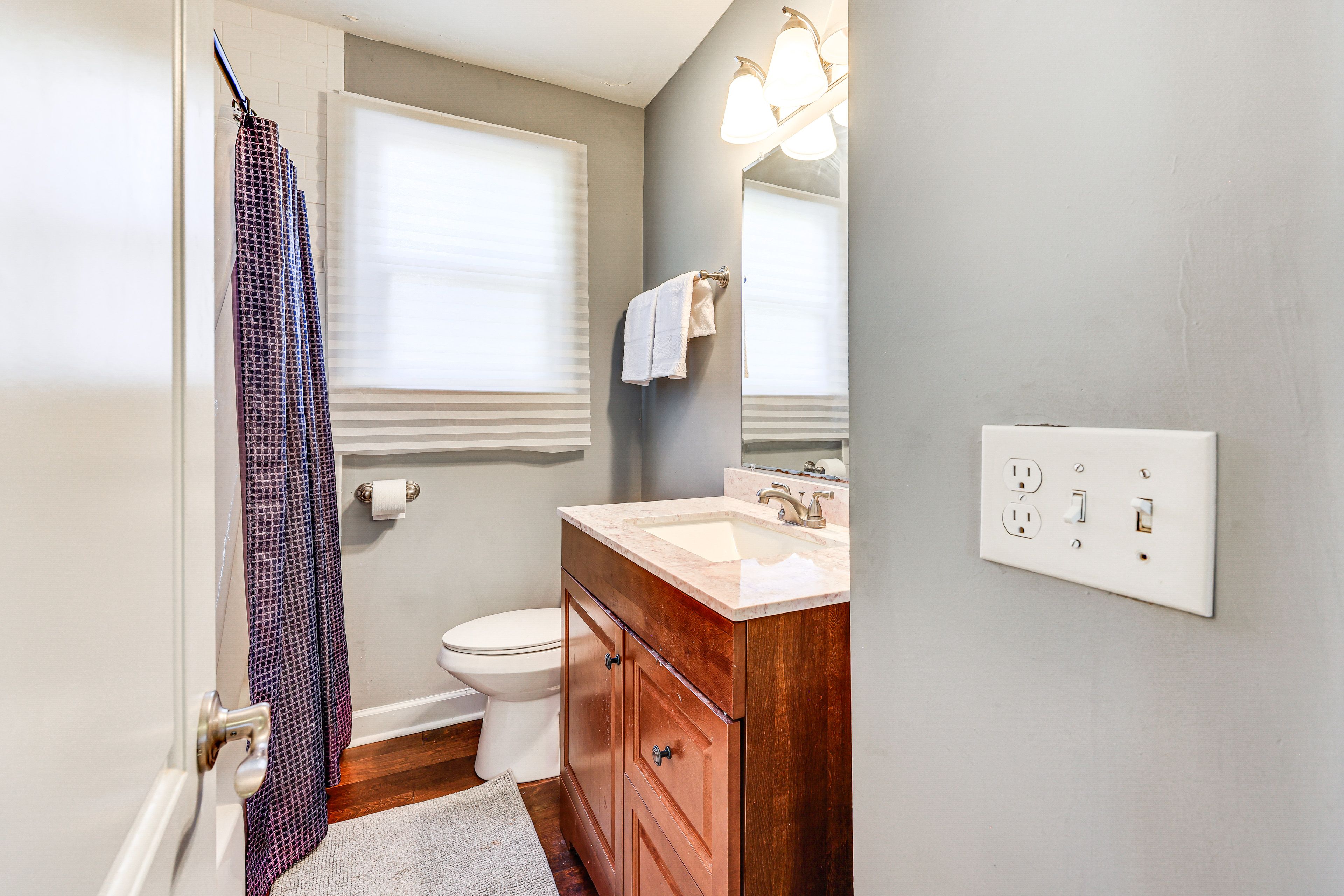 Full Bathroom | Towels Provided
