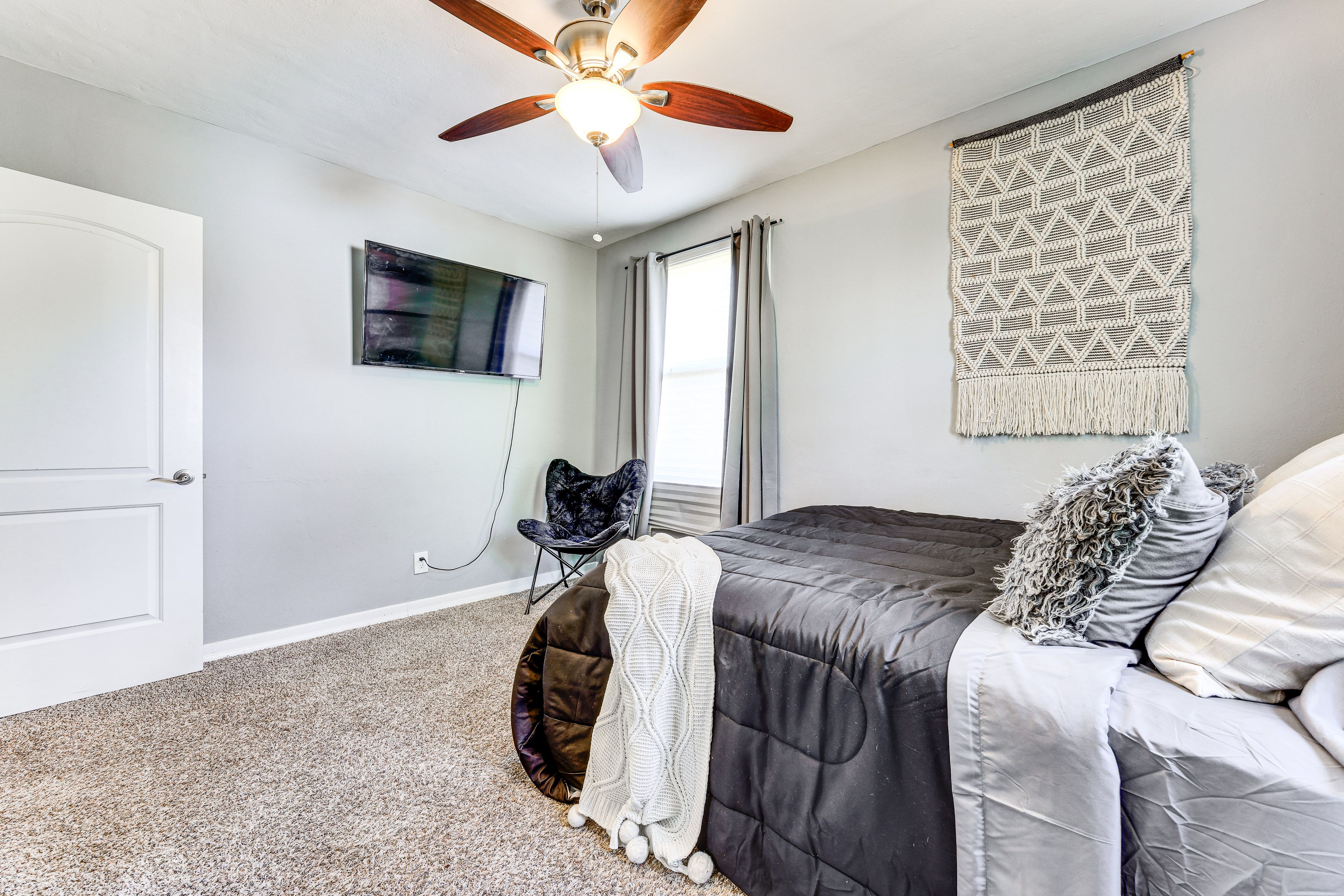 Bedroom 1 | Queen Bed