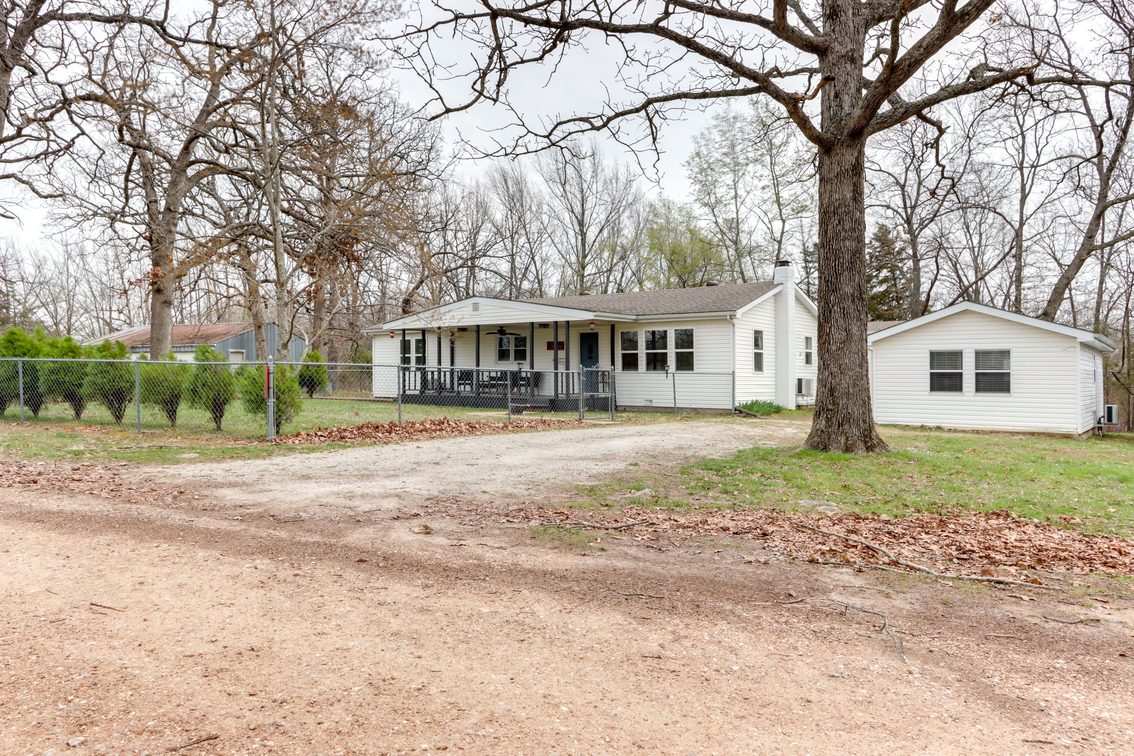 Parking | Driveway (3 Vehicles) | RV/Trailer/Boat Parking | Free Street Parking
